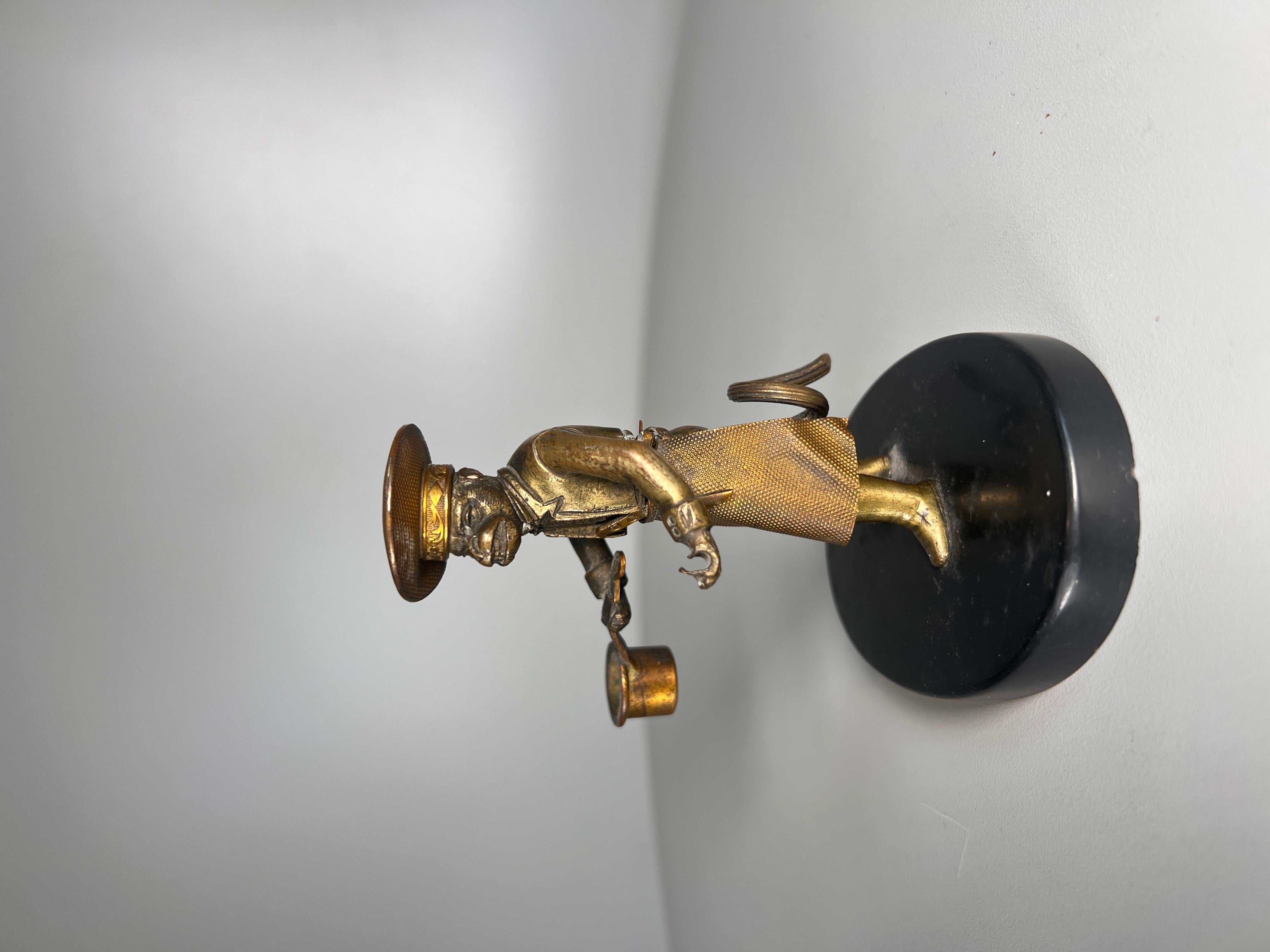 Ce chef singe en bronze doré, au modelage fantastique, se dresse fièrement sur un socle en pierre noire polie.