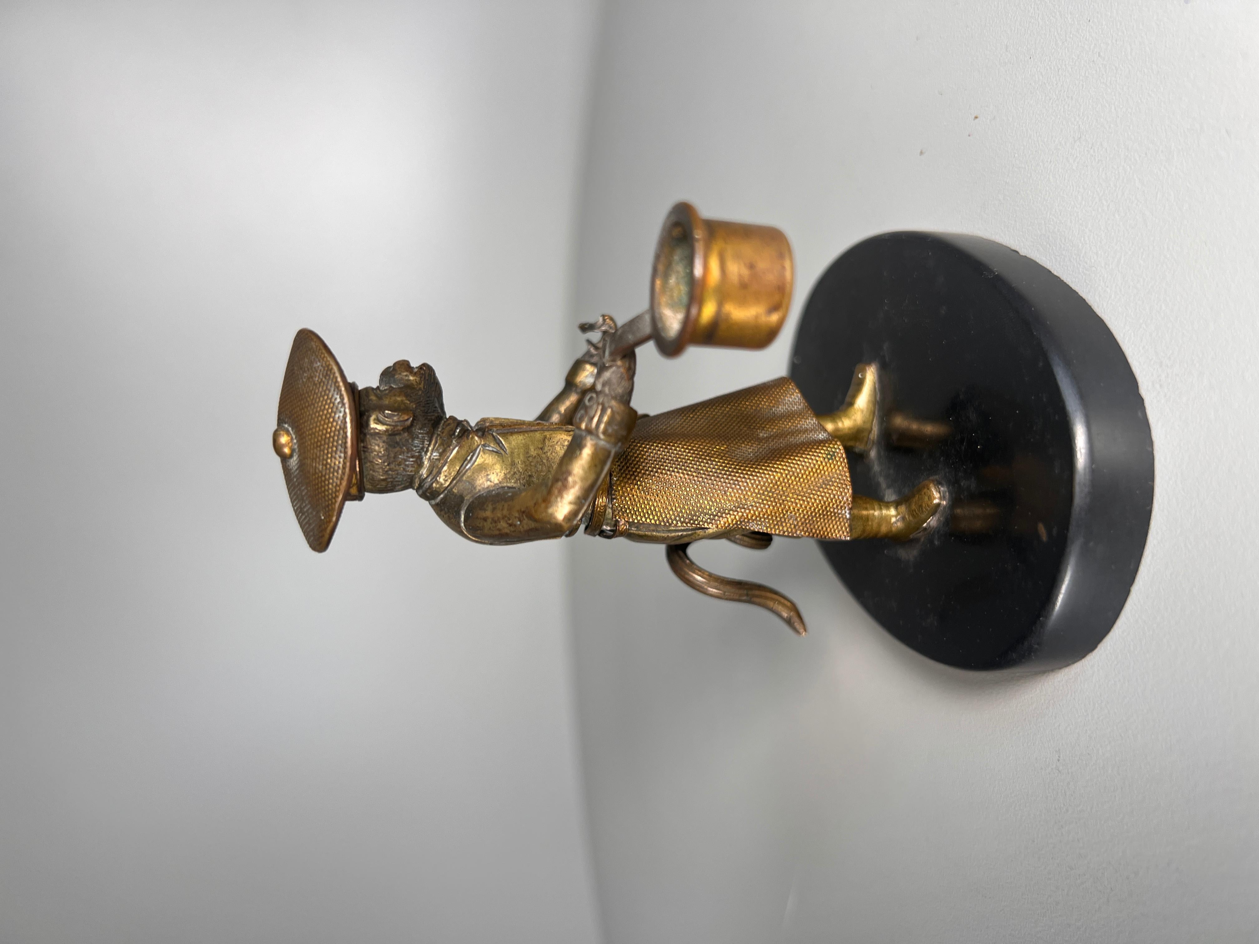 Francese Metà del XIX secolo, francese, scimmia chef in bronzo dorato in vendita