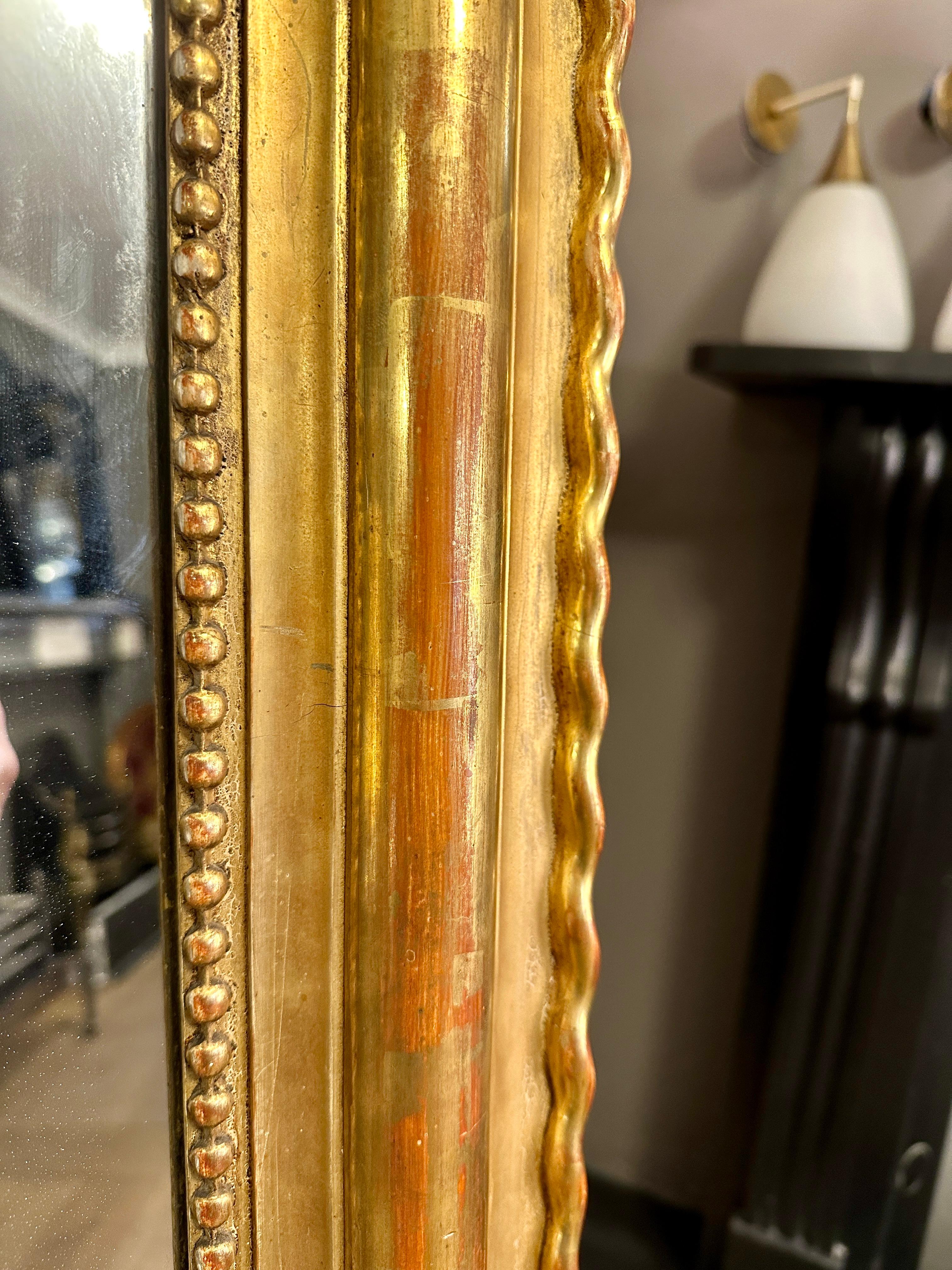 Ein französischer vergoldeter Spiegel aus der Mitte des 19.  (Vergoldetes Holz)