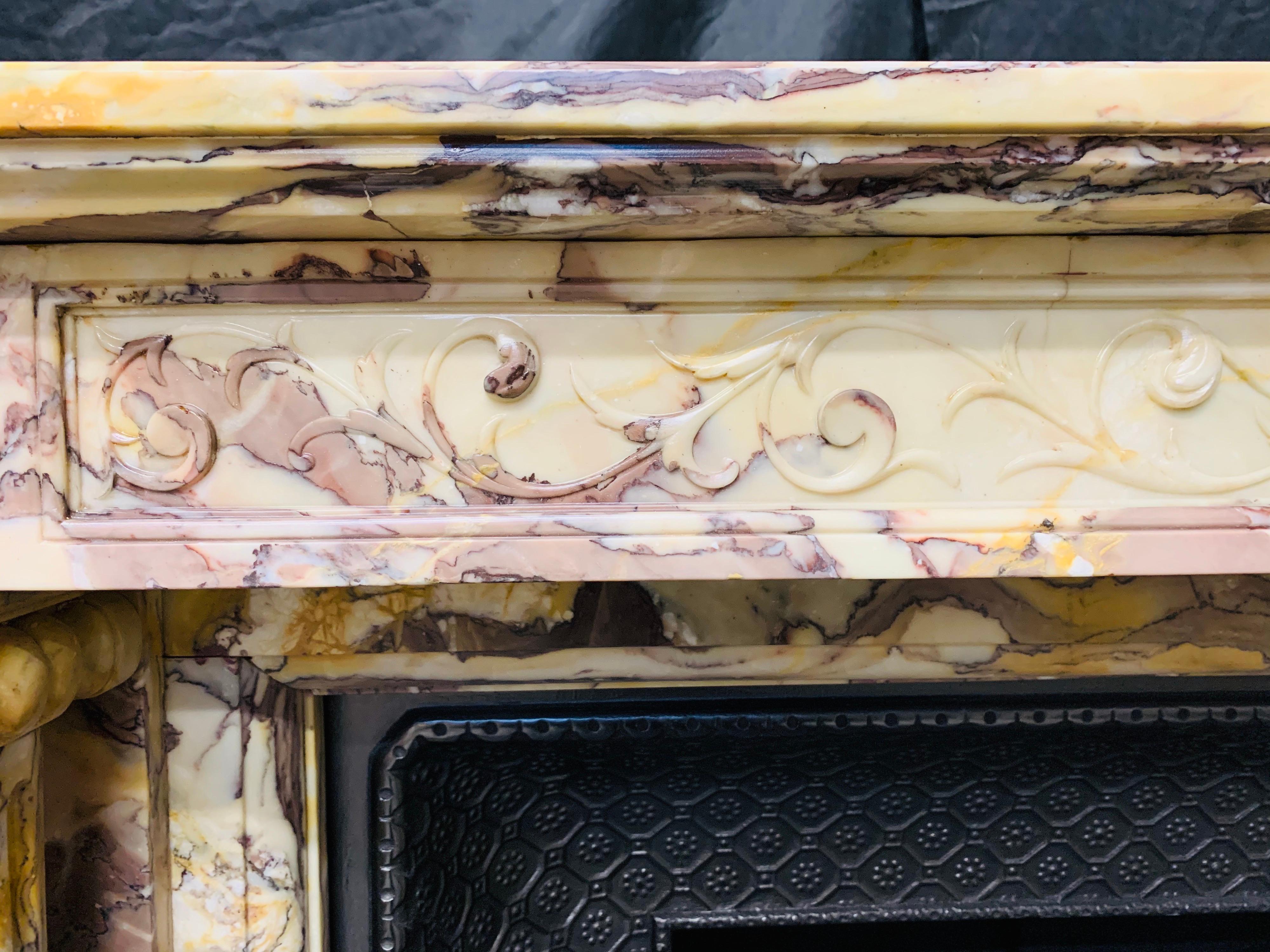 Encadrement de cheminée néoclassique français du milieu du 19e siècle en marbre Giallo di Siena en vente 1