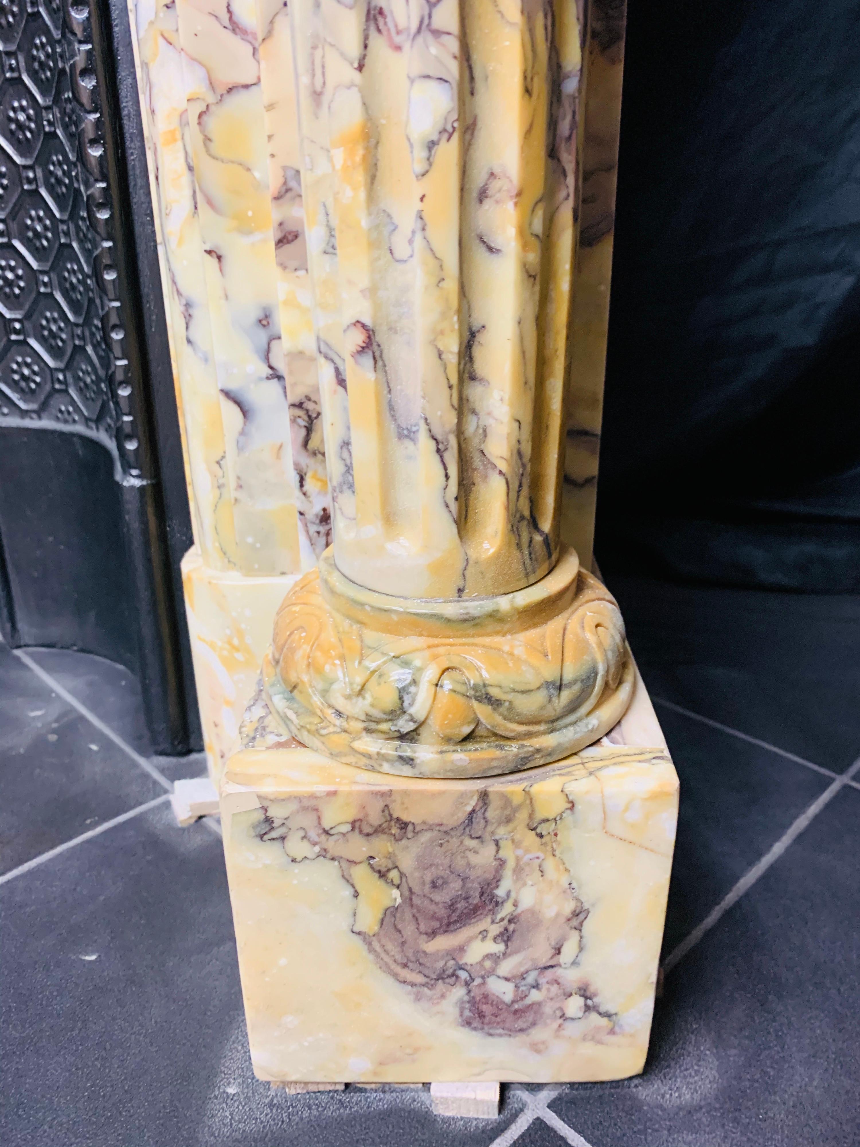 Encadrement de cheminée néoclassique français du milieu du 19e siècle en marbre Giallo di Siena en vente 4
