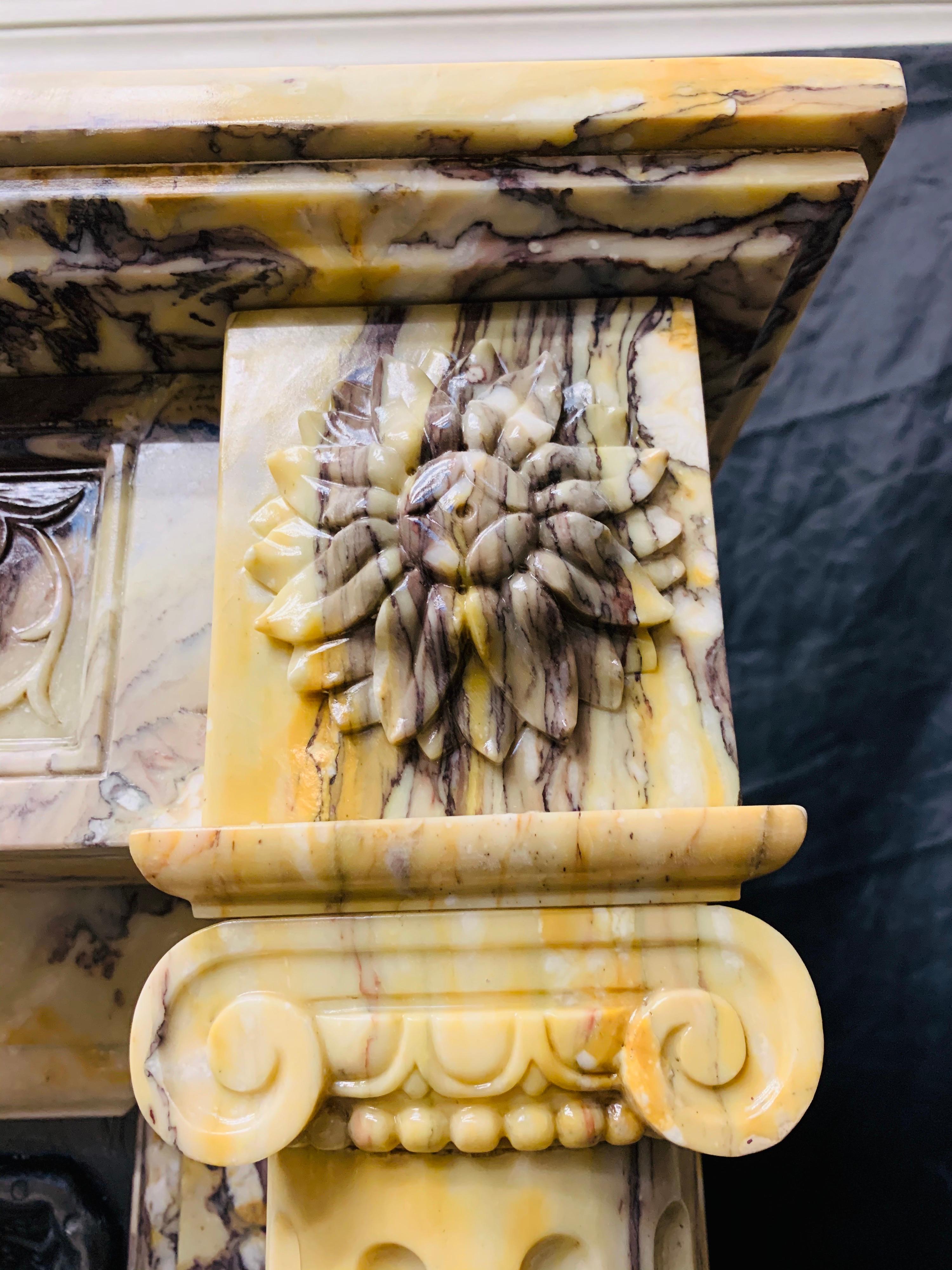 Encadrement de cheminée néoclassique français du milieu du 19e siècle en marbre Giallo di Siena en vente 5