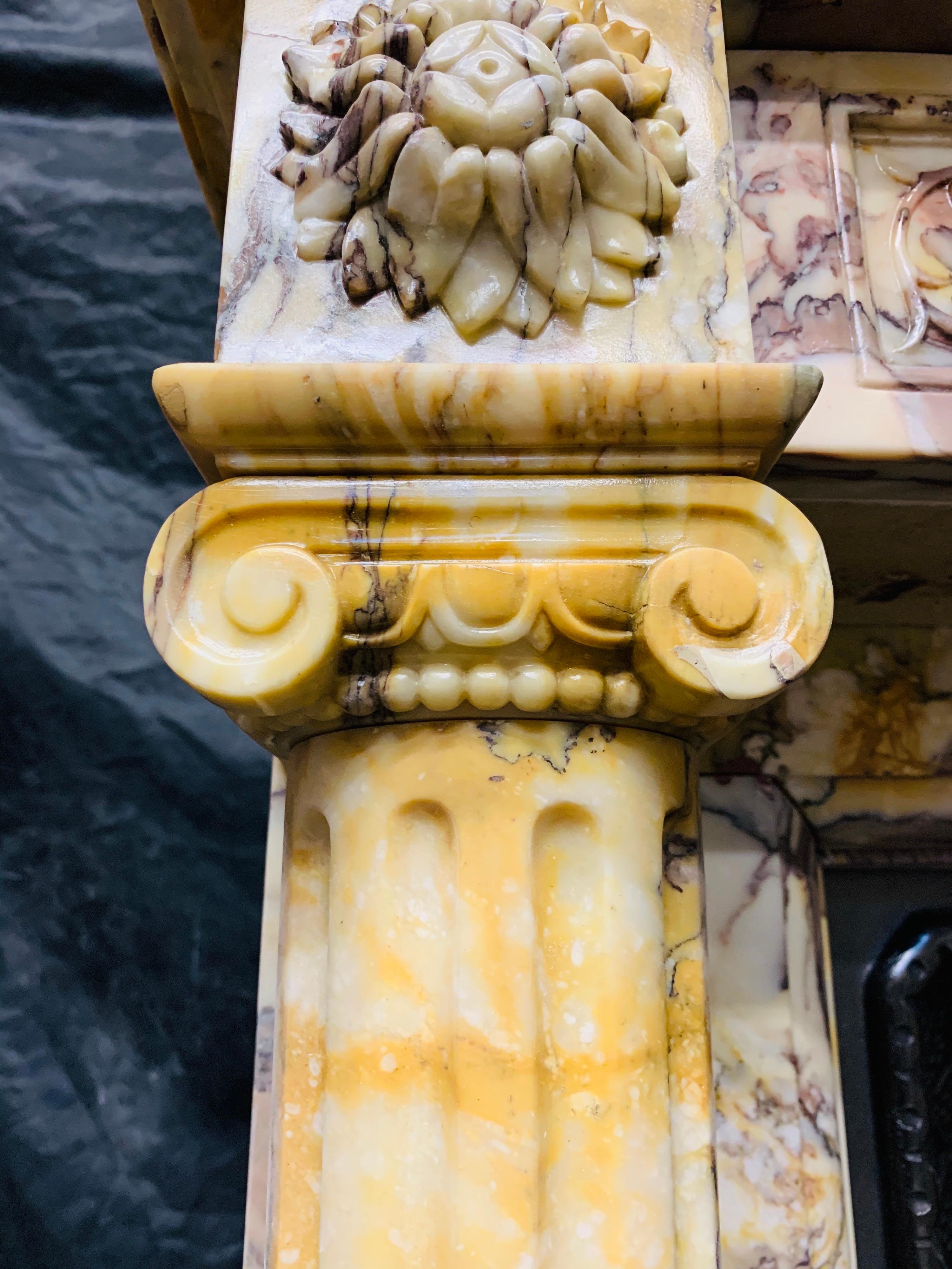 Encadrement de cheminée néoclassique français du milieu du 19e siècle en marbre Giallo di Siena en vente 8