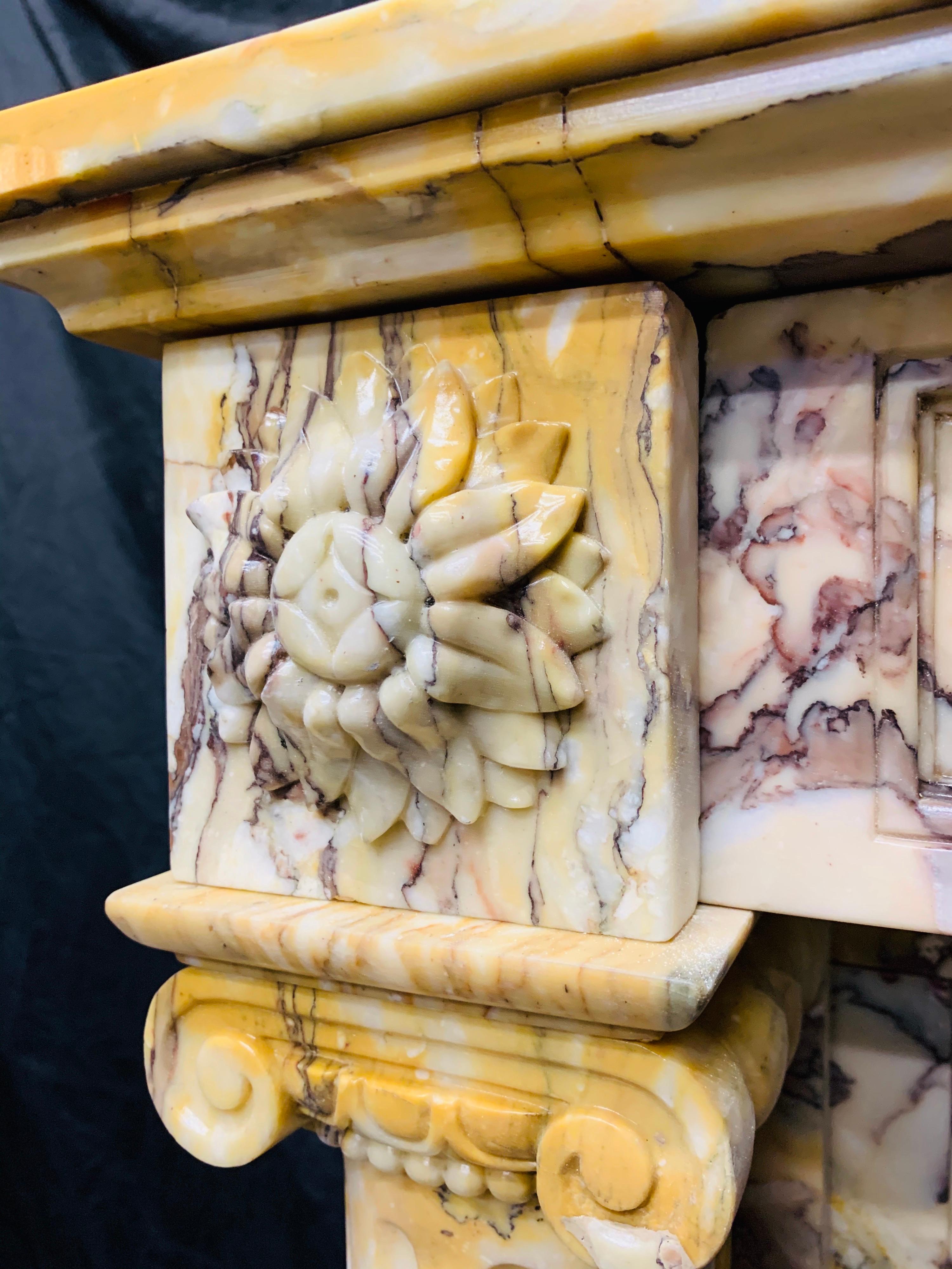 Encadrement de cheminée néoclassique français du milieu du 19e siècle en marbre Giallo di Siena en vente 9