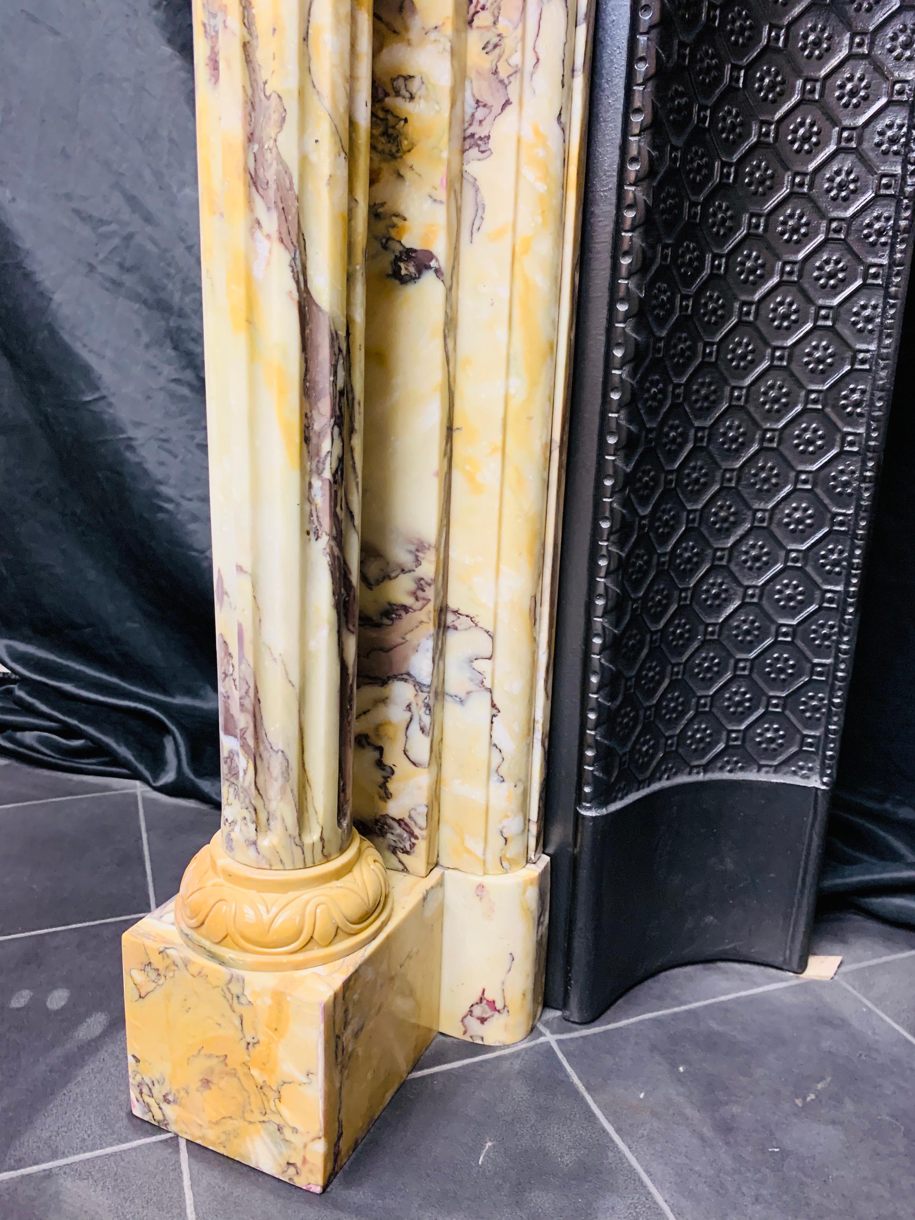 Französischer neoklassischer Giallo di Siena-Marmor-Kaminsims aus der Mitte des 19. Jahrhunderts im Zustand „Gut“ im Angebot in Edinburgh, GB