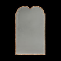 Un espejo de mesa con marco arqueado de estilo Queen Anne y madera dorada de mediados del siglo XIX