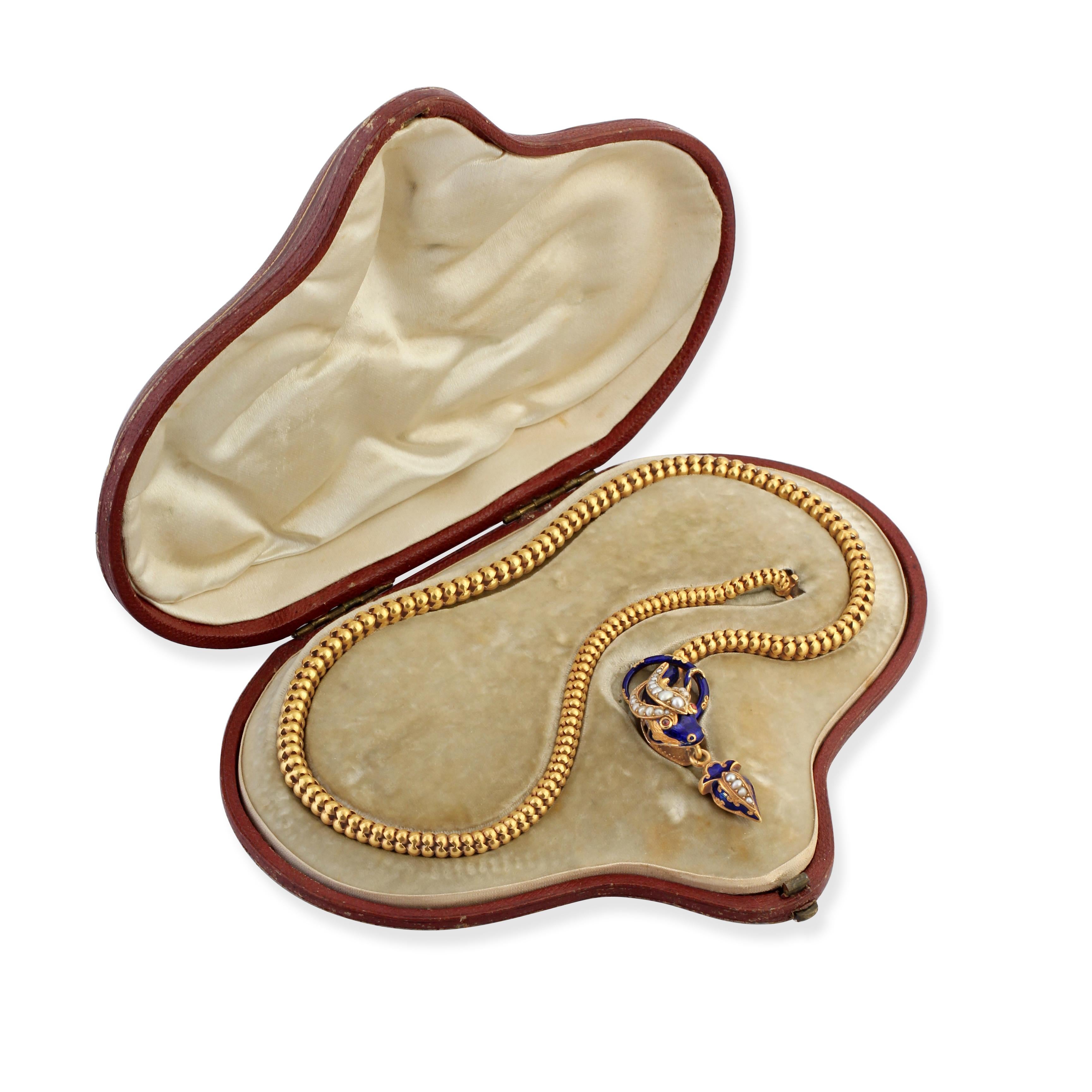 Eine Schlangenkette aus Gold und Emaille aus der Mitte des 19. Jahrhunderts, bestehend aus einem beweglichen Körper mit einem Kopf, der mit blauer Emaille, Perlen und Rubinen besetzt ist.
