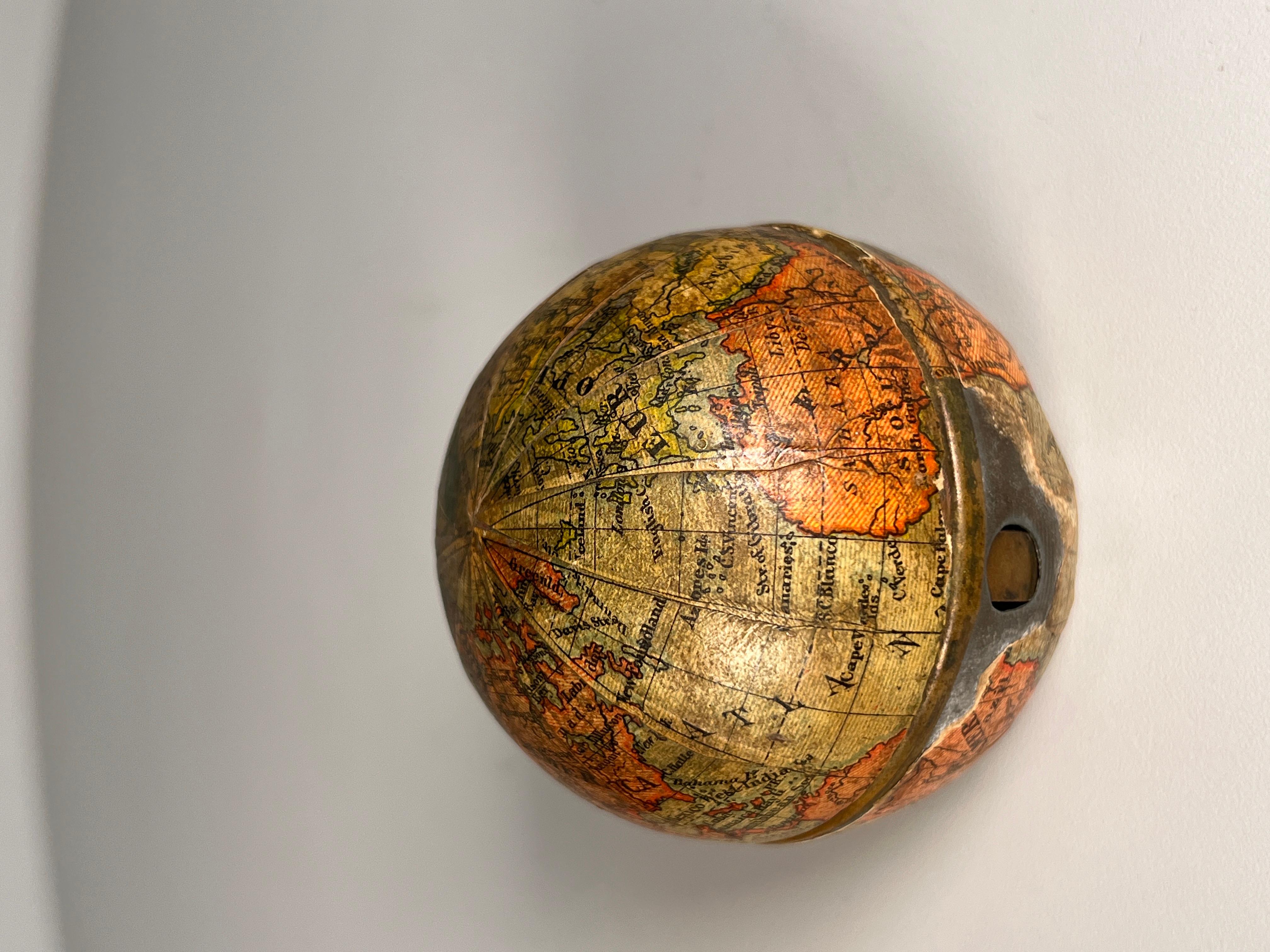 Un fantastico calamaio a forma di mappamondo tascabile, risalente alla metà del XIX secolo.