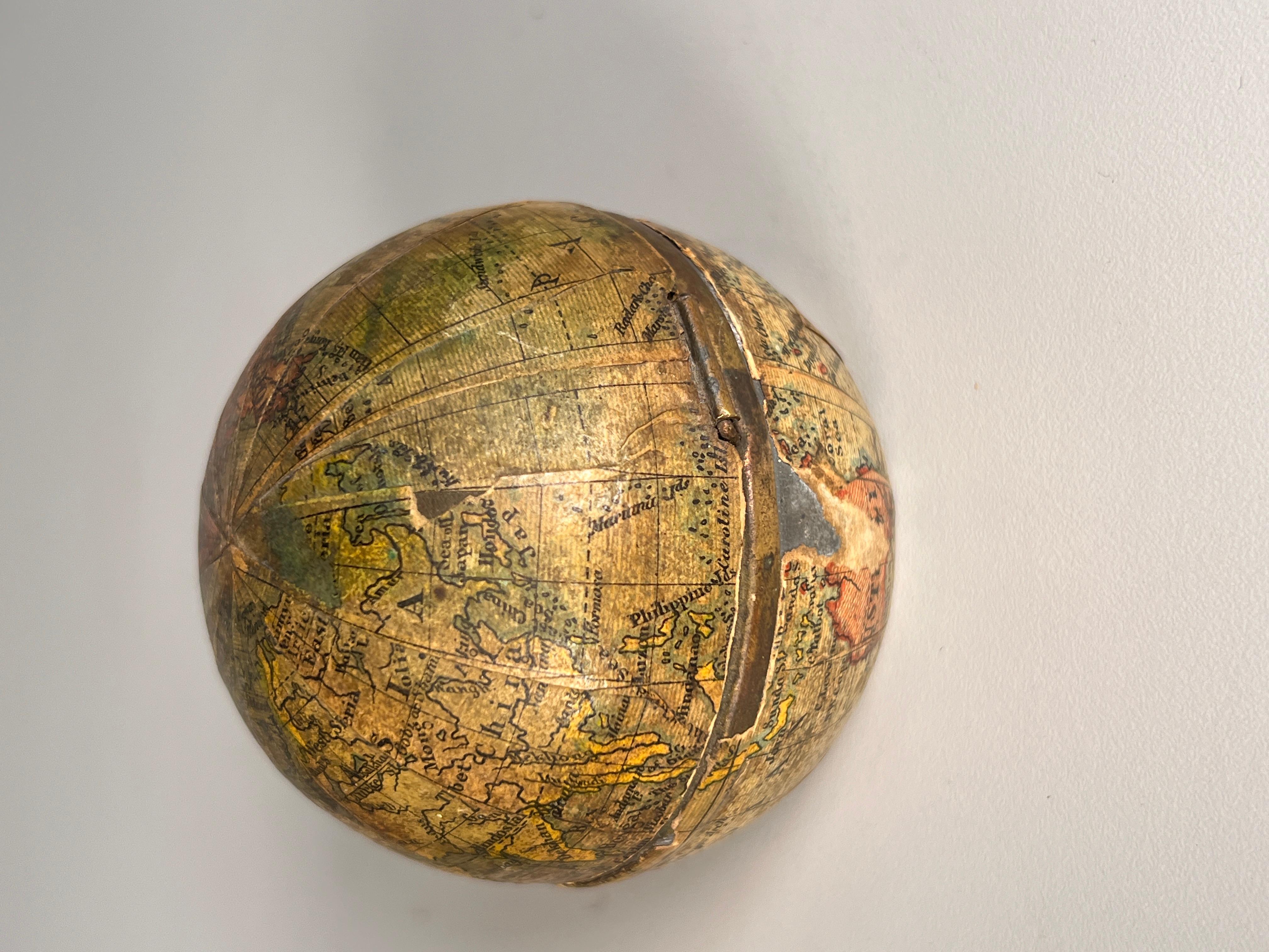 Inglese Calamaio a forma di globo tascabile della metà del XIX secolo in vendita