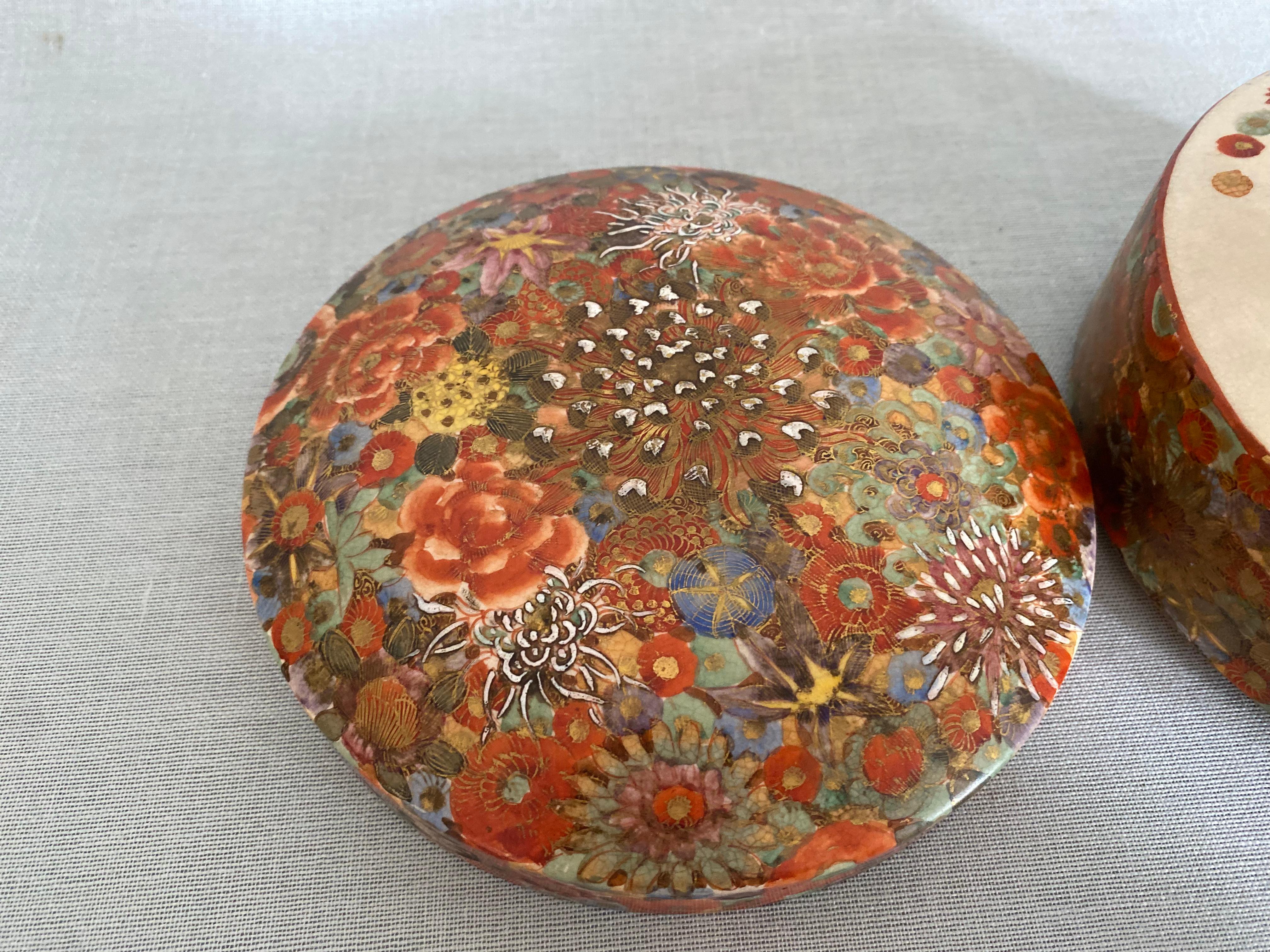 A mid 19th century Japanese Millefleur Satsuma round lid box, with Shimazu crest For Sale 5