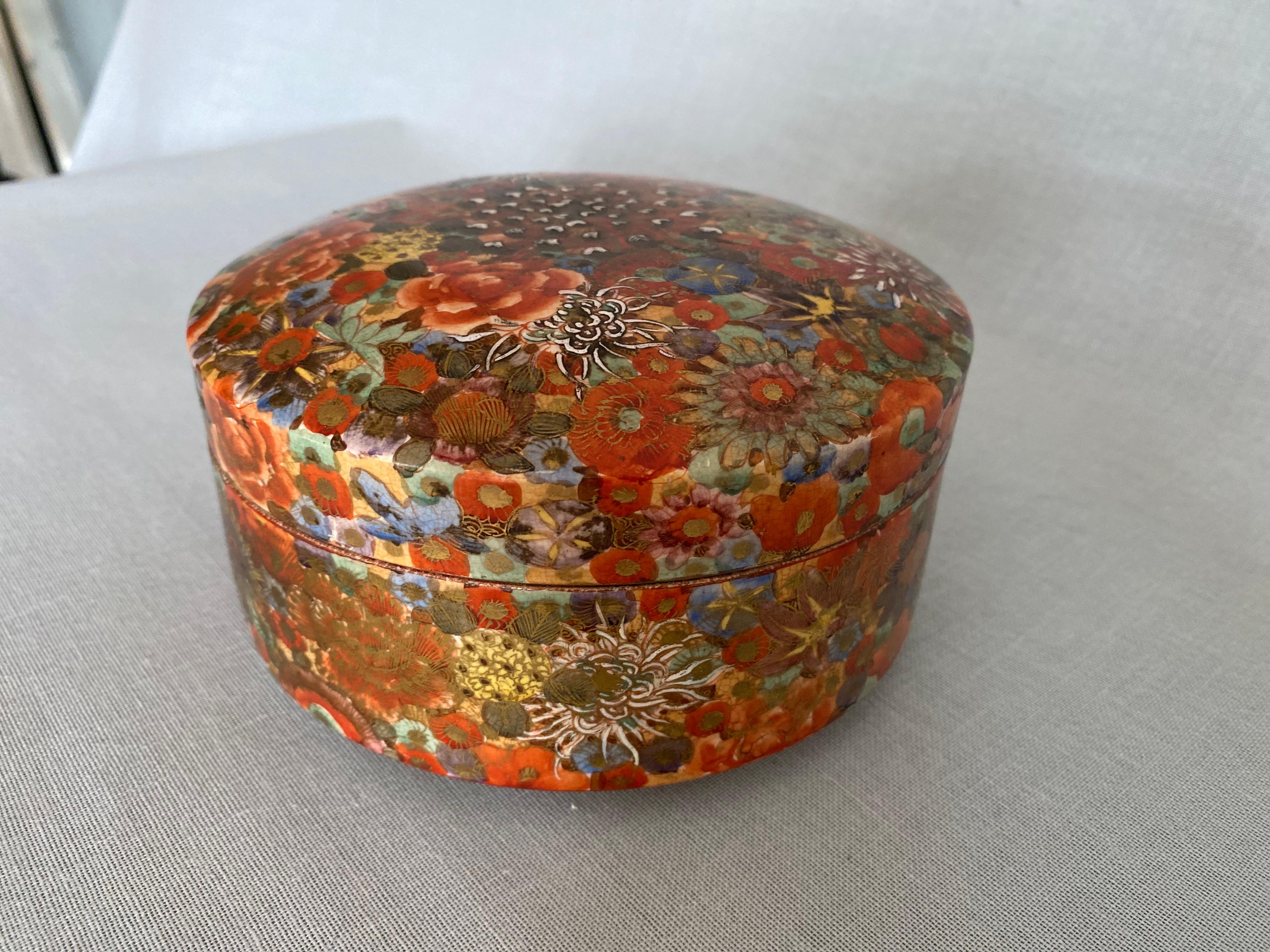 A mid 19th century Japanese Millefleur Satsuma round lid box, with Shimazu crest For Sale 6