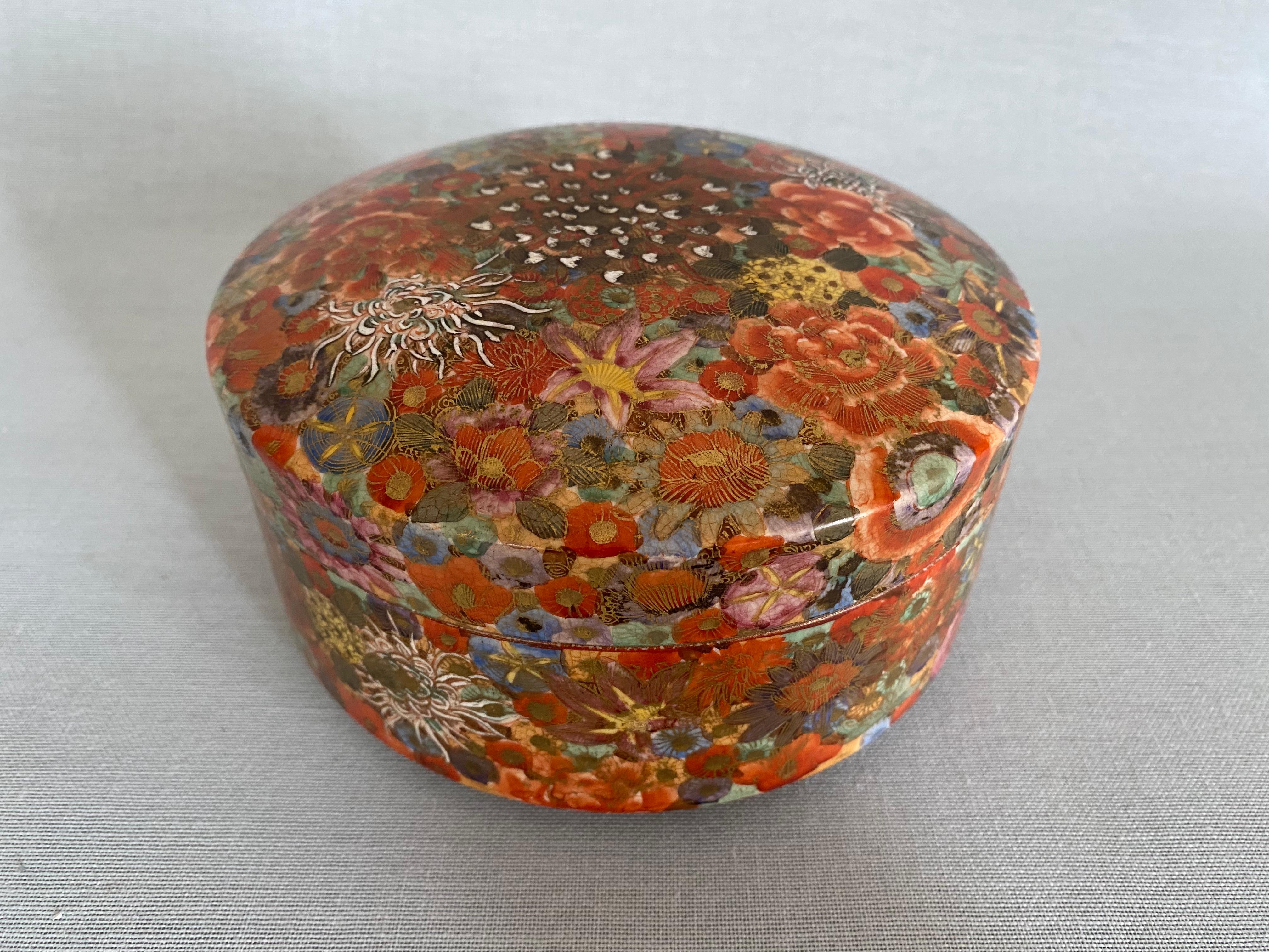 Japanische Millefleur Satsuma-Dose mit rundem Deckel aus der Mitte des 19. Jahrhunderts, mit Shimazu-Wappen.
Die Keramikbox hat ein wunderschönes mehrfarbiges Blumendekor mit reichen vergoldeten Akzenten.
Auch das Innere der Schachtel ist mit einer