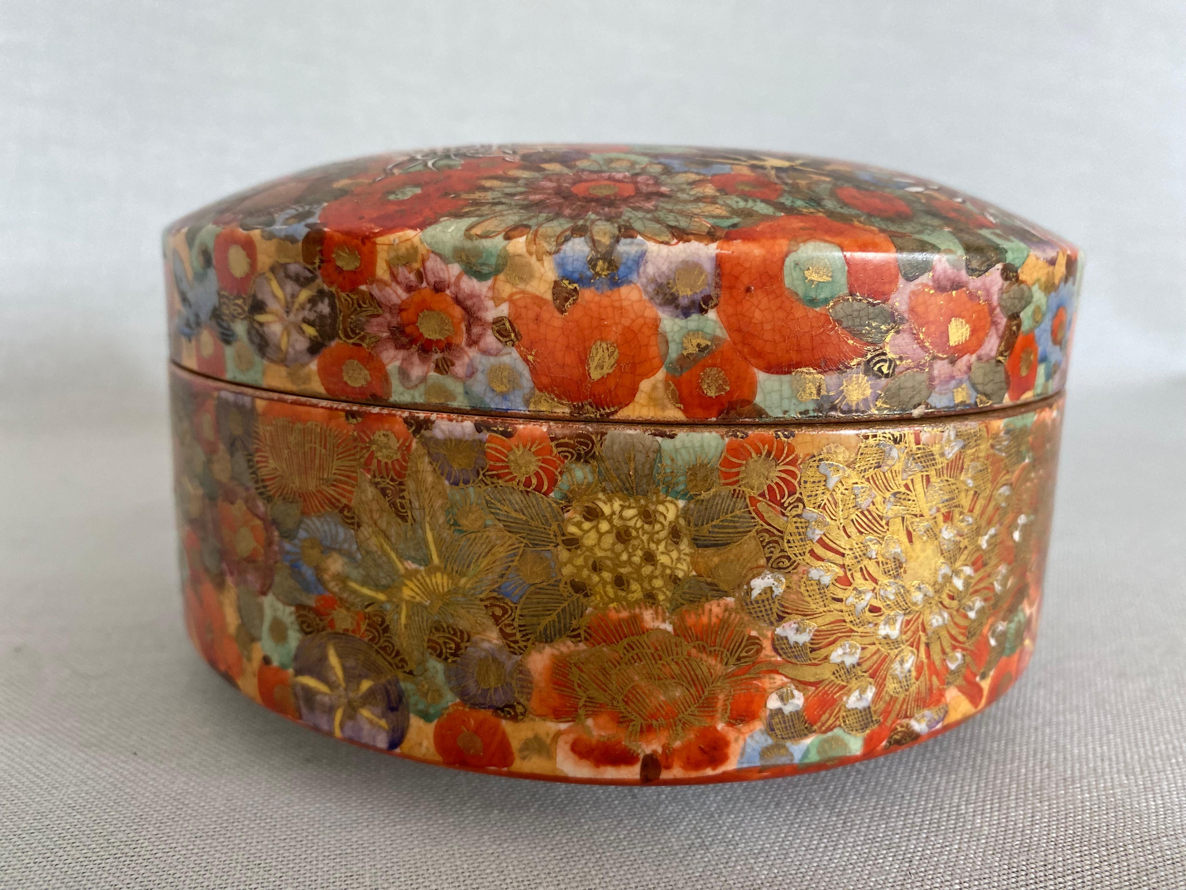 A mid 19th century Japanese Millefleur Satsuma round lid box, with Shimazu crest In Good Condition For Sale In Hamburg, DE