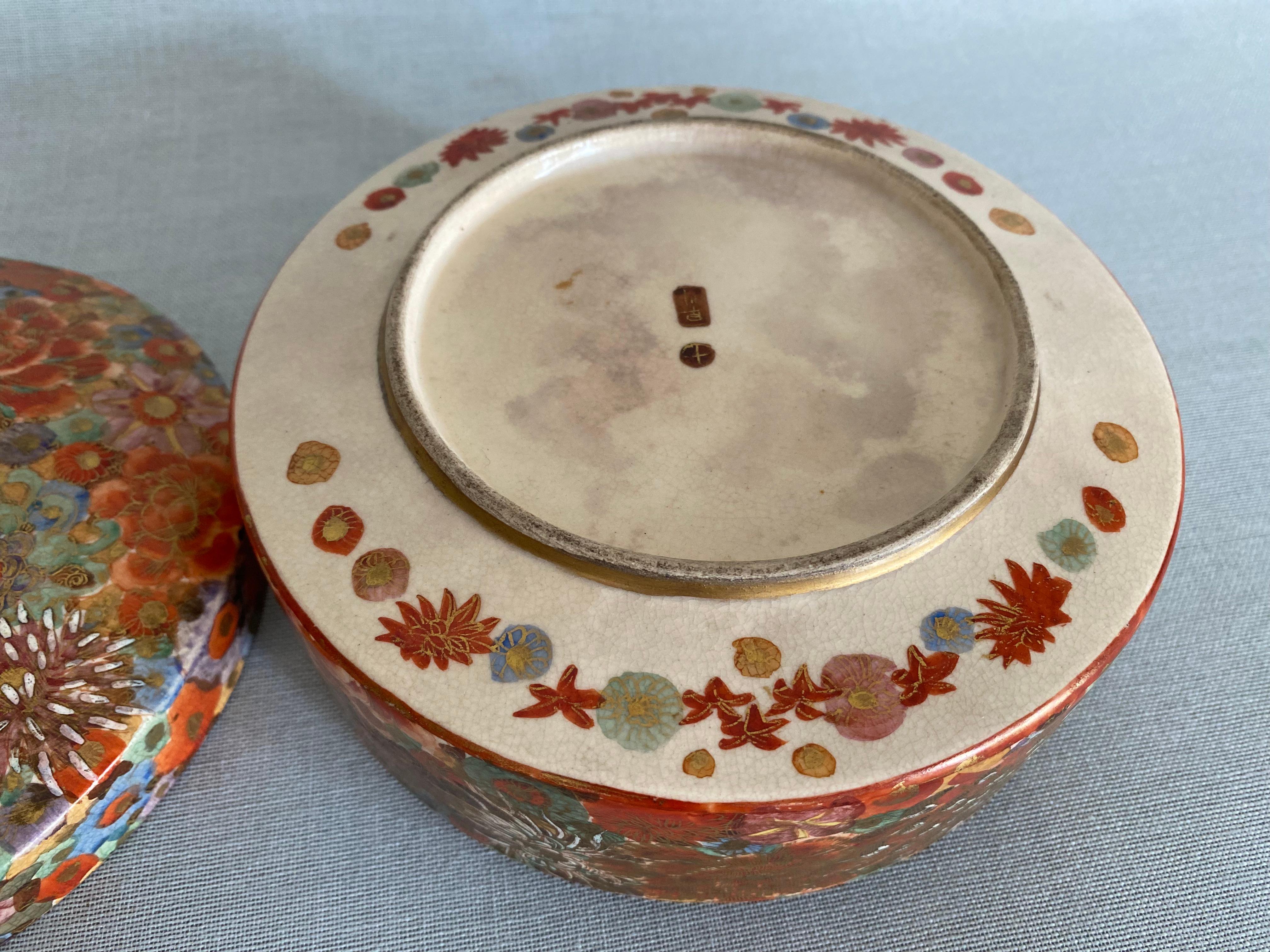 A mid 19th century Japanese Millefleur Satsuma round lid box, with Shimazu crest For Sale 2