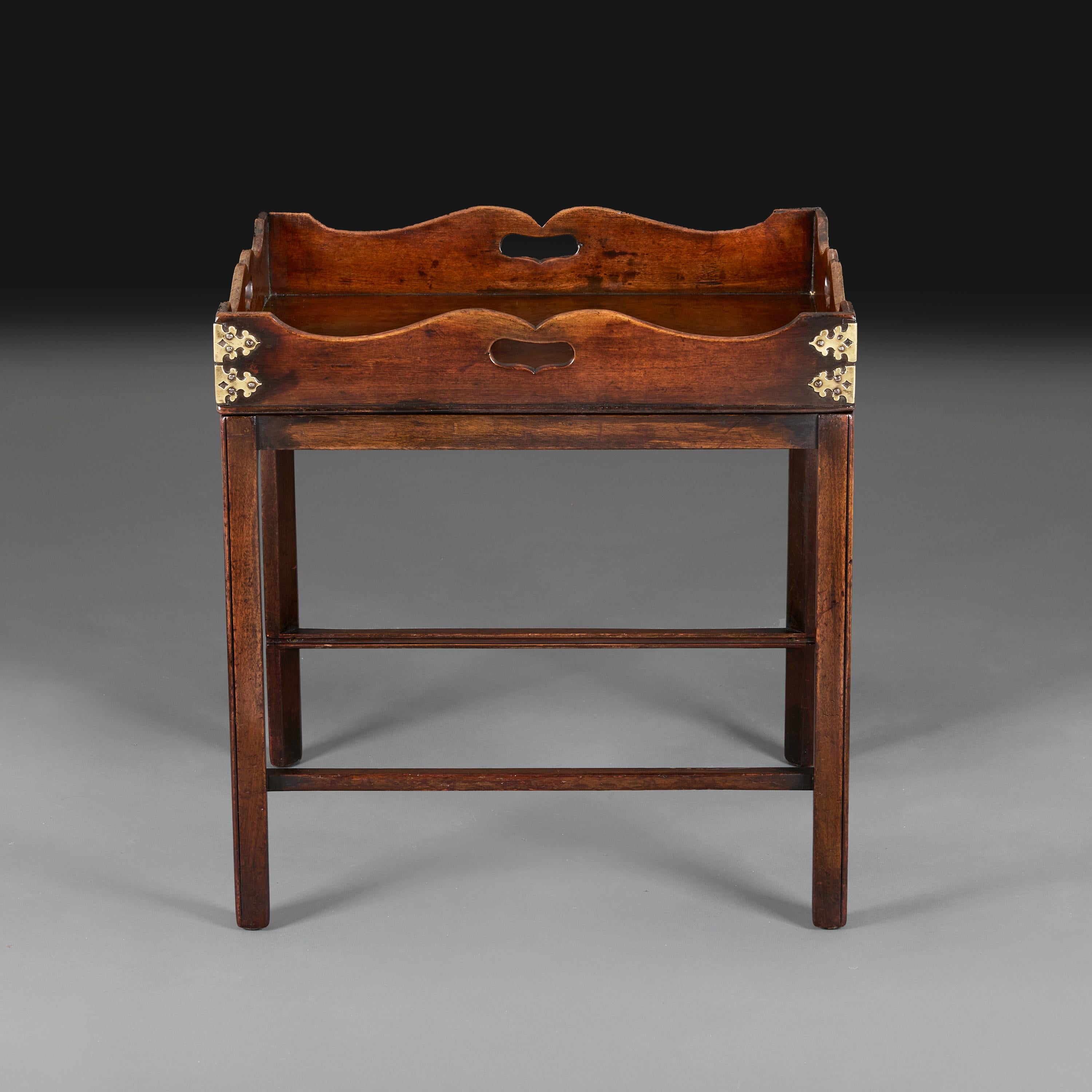 Angleterre, vers 1850

Plateau de maître d'hôtel du milieu du XIXe siècle avec bord ondulé, quatre poignées de transport et des montures en laiton, avec son support d'origine. 

Hauteur 68.00cm 
Largeur 66.00cm
Profondeur 51.00cm