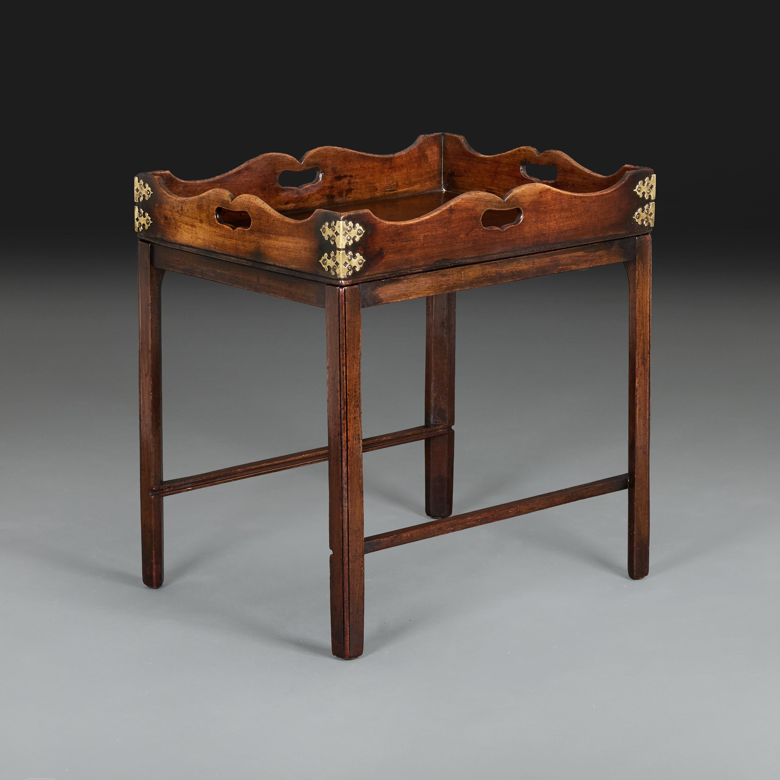 Anglais Plateau de maître d'hôtel sur pied en acajou du milieu du 19e siècle en vente