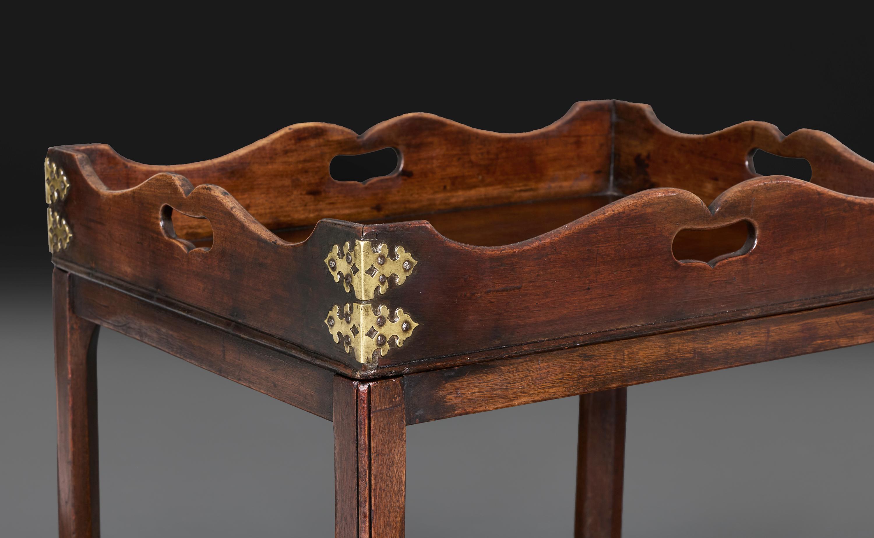 XIXe siècle Plateau de maître d'hôtel sur pied en acajou du milieu du 19e siècle en vente