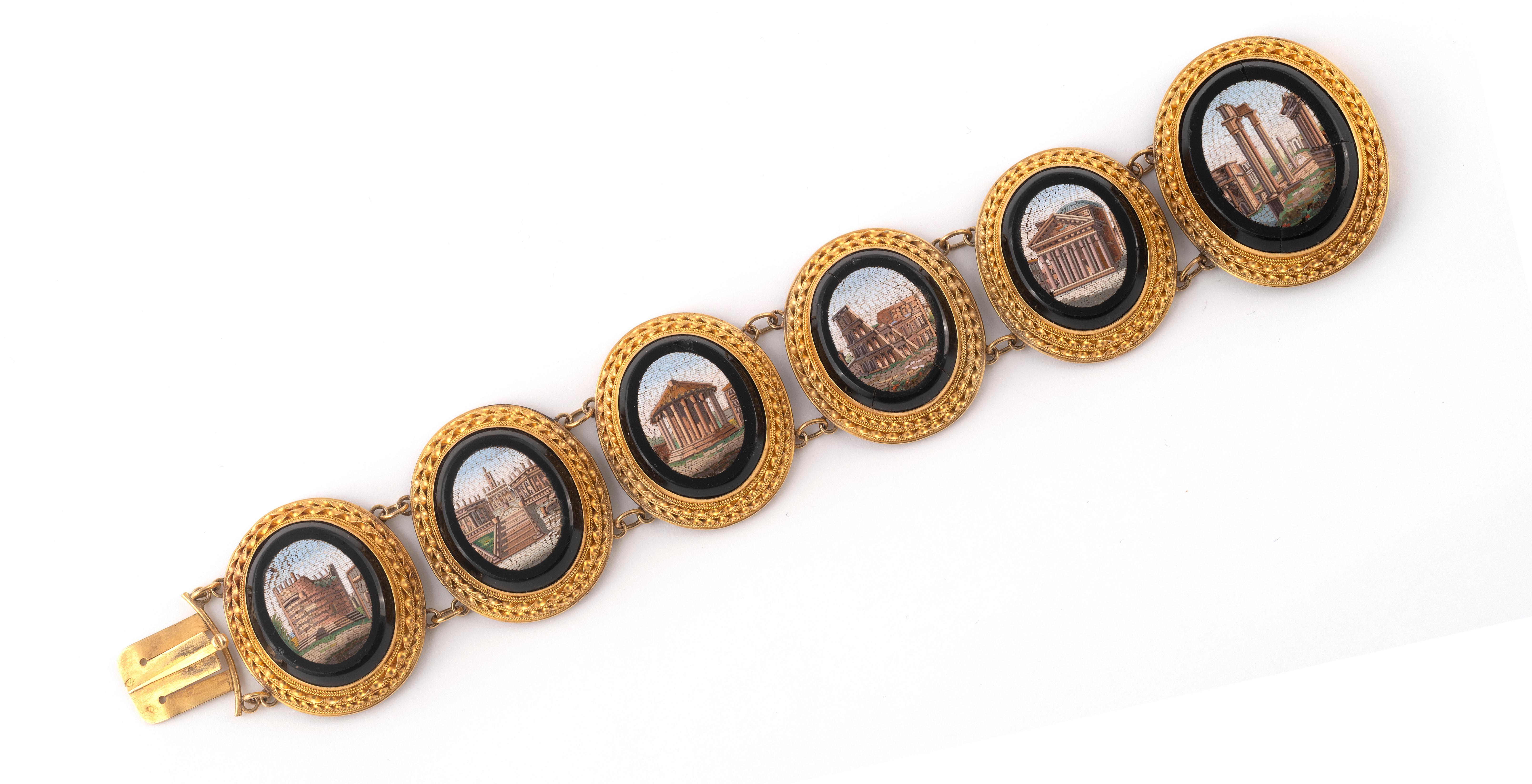 Bracelet ancien en micro-mosaïque avec six micro-mosaïques représentant des monuments romains célèbres, serti en or jaune 18ct.
Cette pièce est en excellent état et constitue un bel exemple de ce type de travail de l'époque. Les micromosaïques
