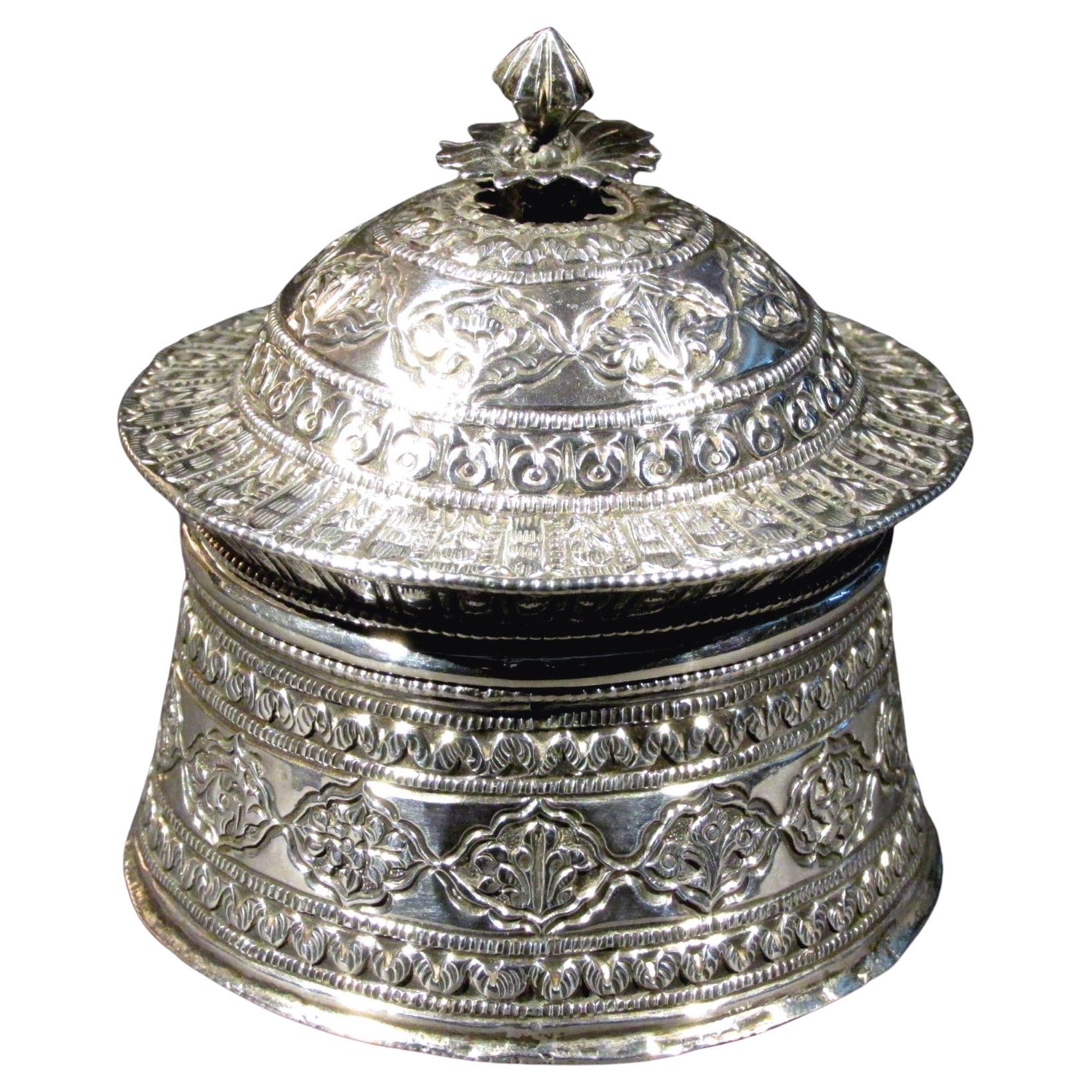Silberne Kaminsimsschachtel im Mughal-Stil aus der Mitte des 19. Jahrhunderts, Nordind
