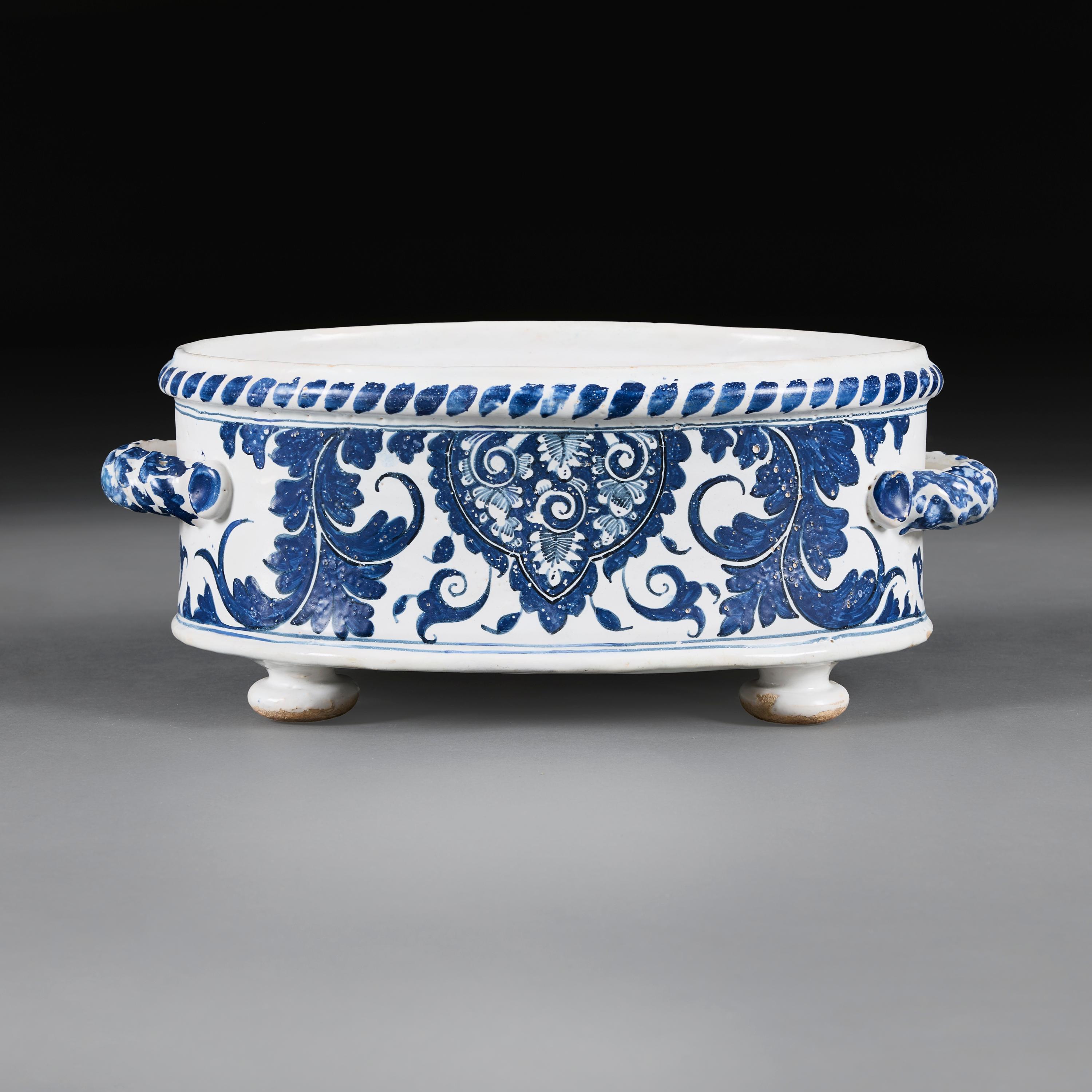 Francia, circa 1850

Jardinière in maiolica di Rouen della metà del XIX secolo, con corpo ovale decorato con disegni di foglie blu su fondo bianco, manici a cinghia applicati ai lati, il tutto sollevato su piedini a conchiglia.

Altezza 18,00