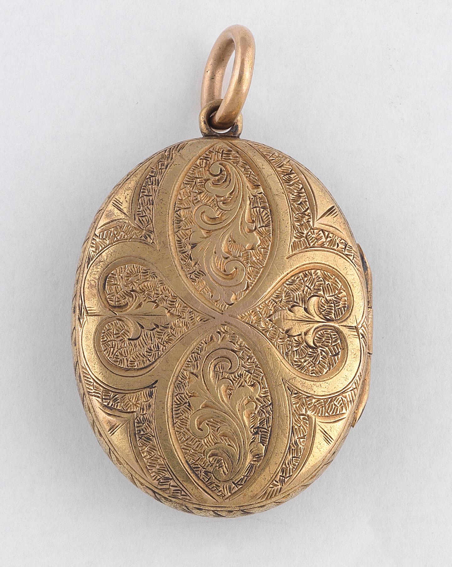 BERNARDO ANTICHITÀ, Ponte Vecchio, Florence

pendant an oval locket, applied with half pearl set and ruby star motif. Length 3cm