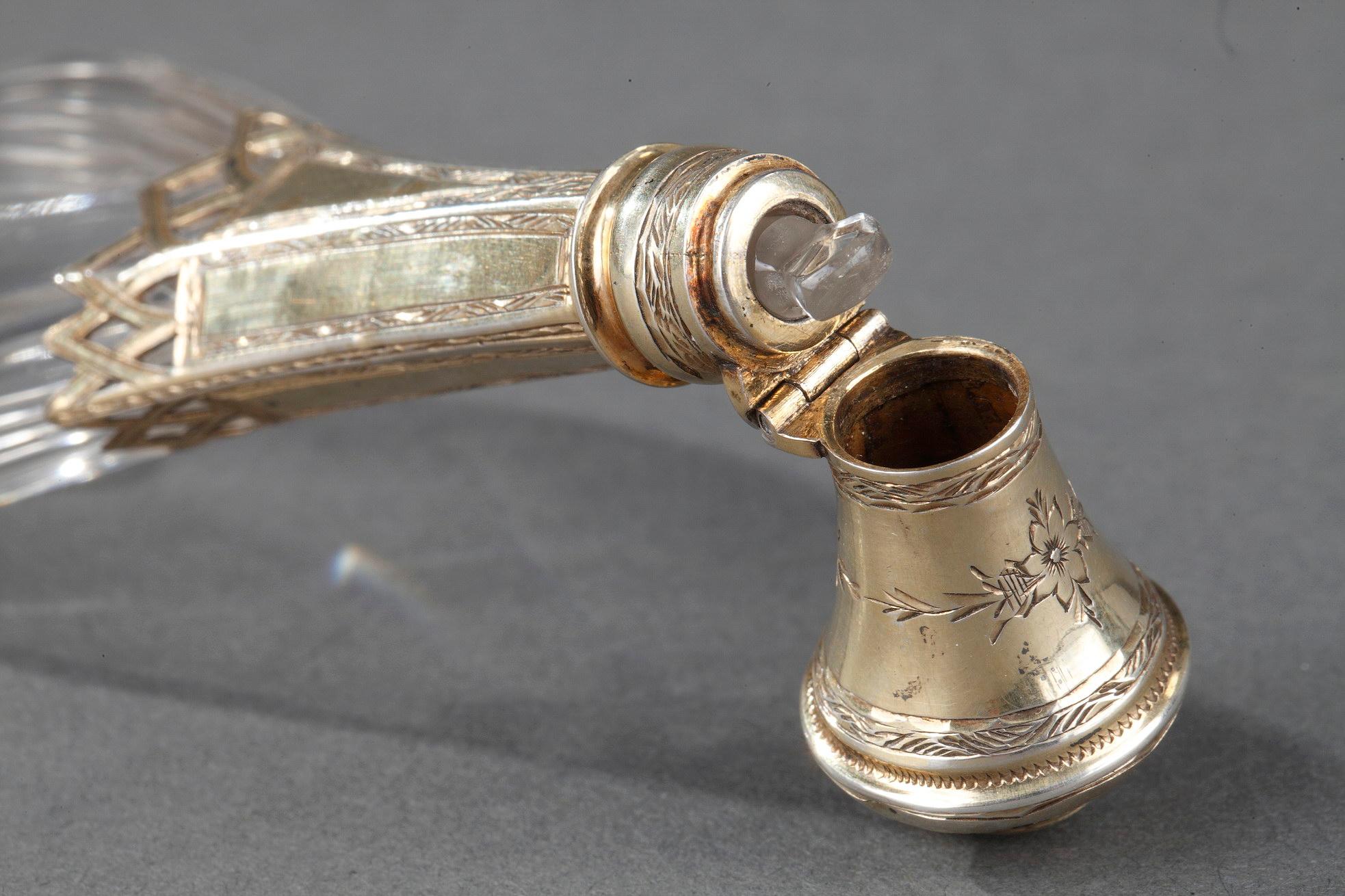Flacon à parfum en verre monté sur argent, milieu du XIXe siècle en vente 7