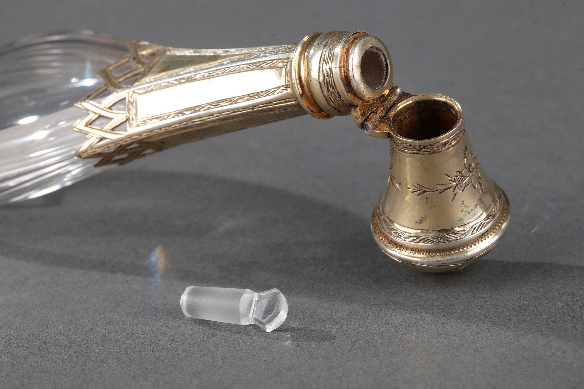 Flacon à parfum en verre monté sur argent, milieu du XIXe siècle en vente 9