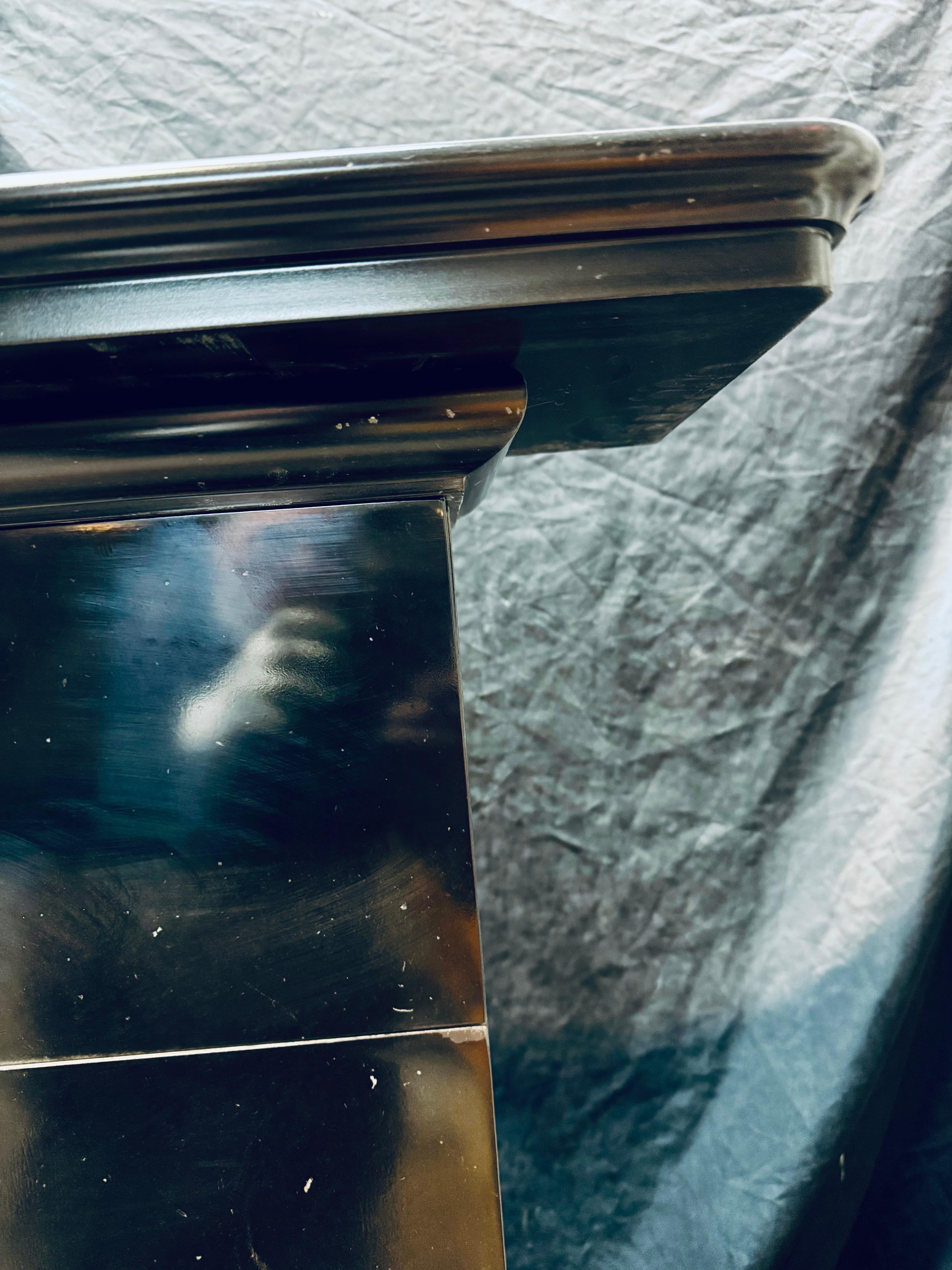 Una cornice per caminetto in marmo nero scozzese belga della metà del XIX secolo. in vendita 2
