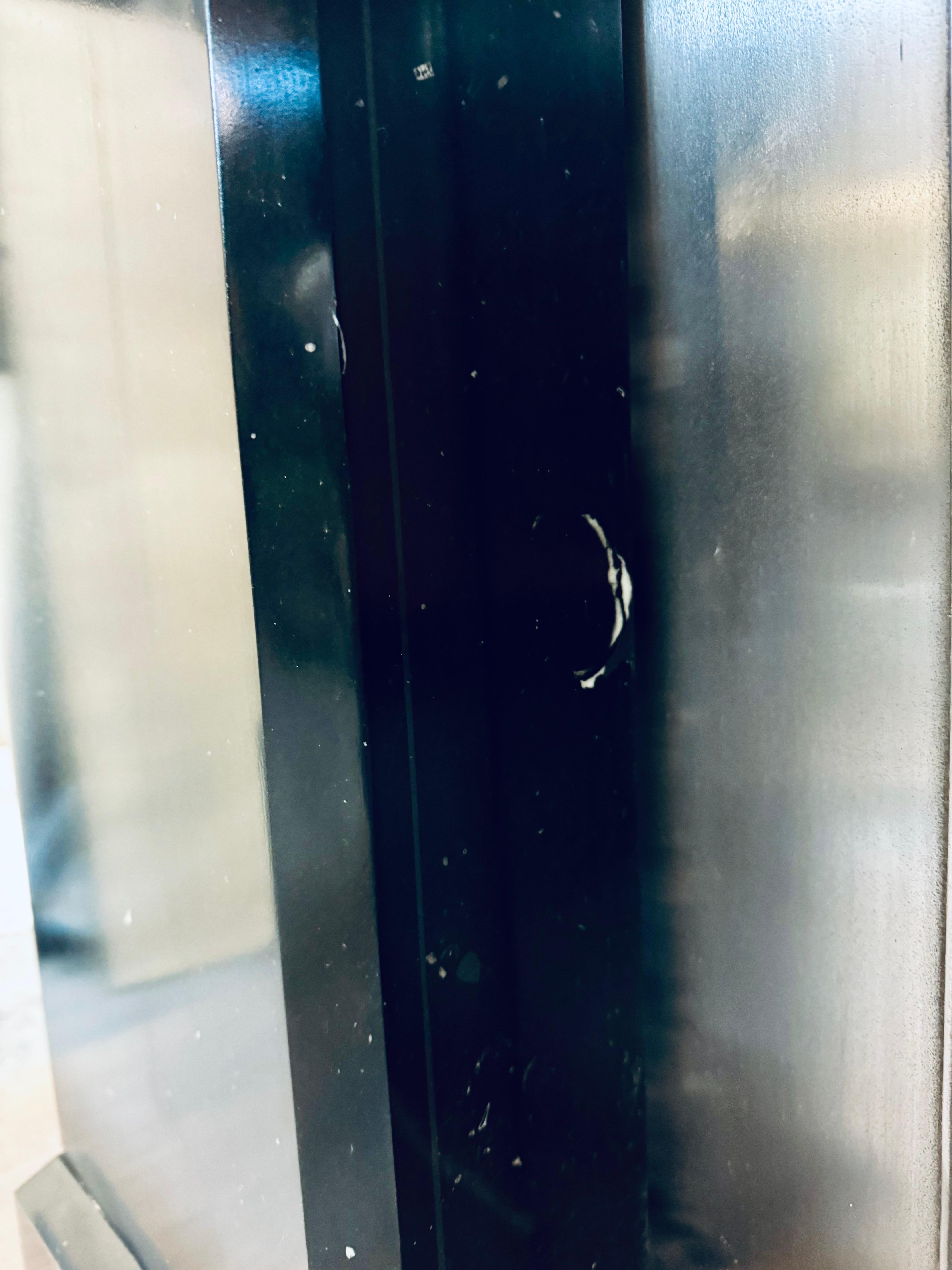 Una cornice per caminetto in marmo nero scozzese belga della metà del XIX secolo. in vendita 3