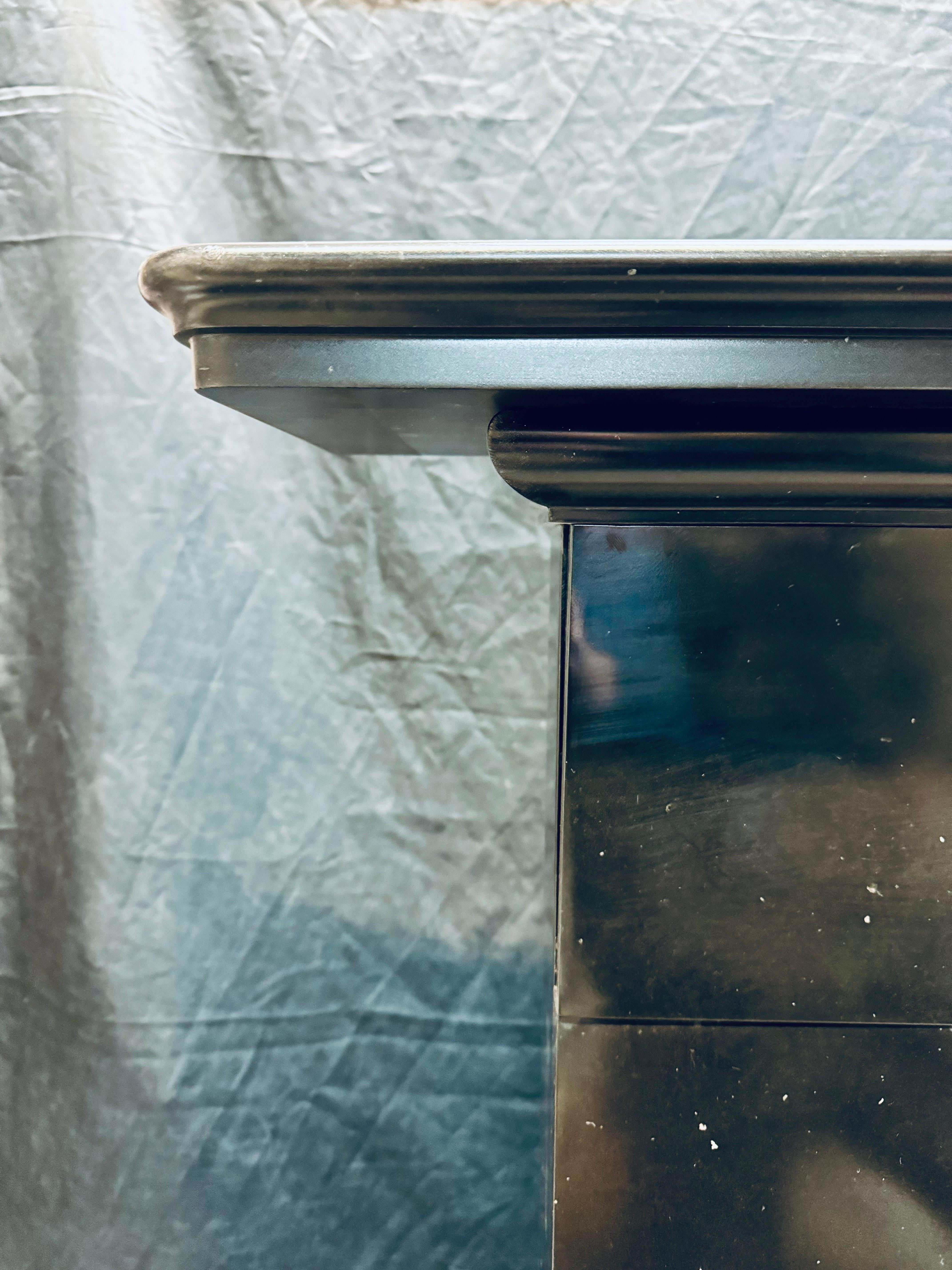 Una cornice per caminetto in marmo nero scozzese belga della metà del XIX secolo. in vendita 1