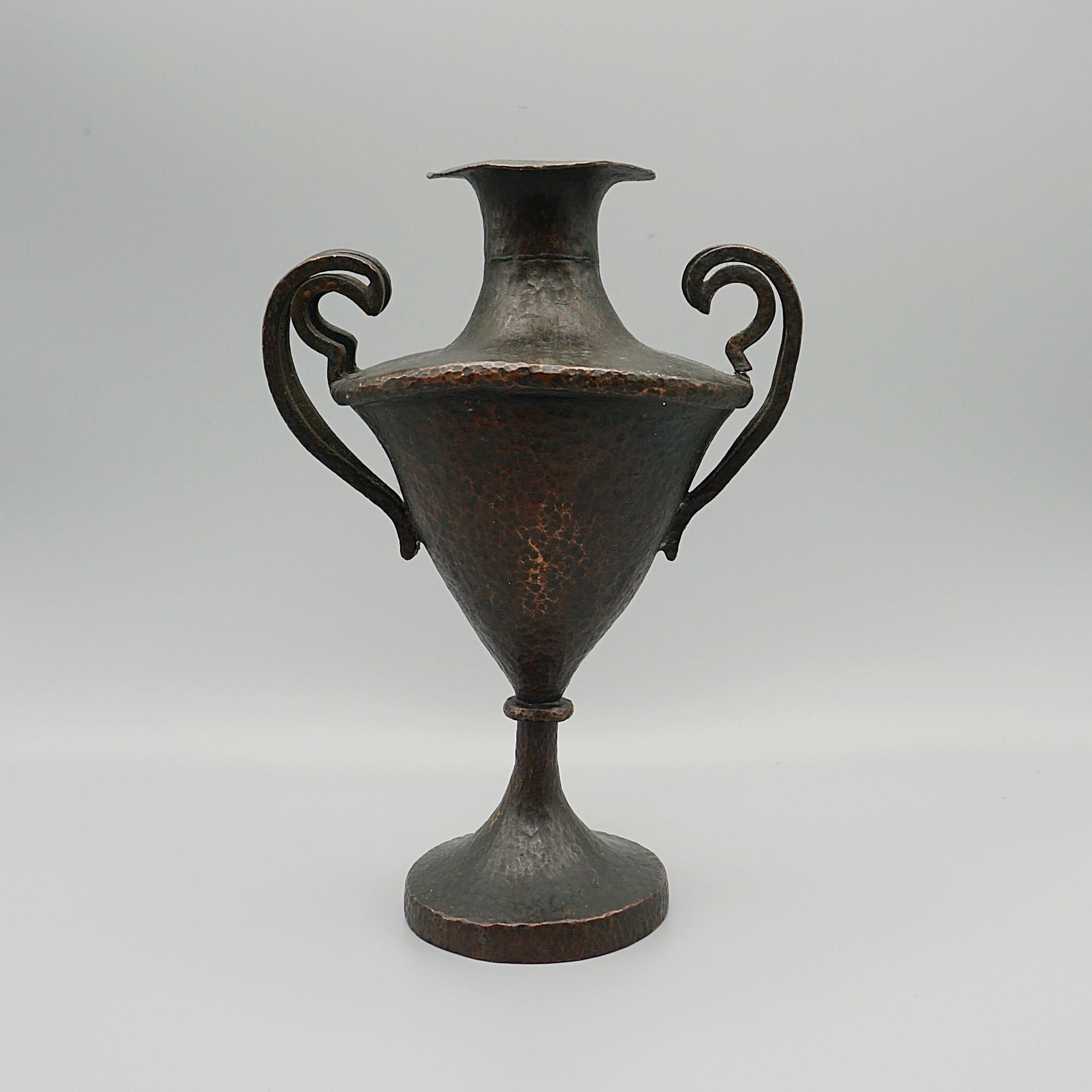 A mid-20th century bronze urn. 

Dimensions: H 21cm W 15.5cm D 10cm 

Origin: English

Date: Circa 1940

Item Number: 1903242