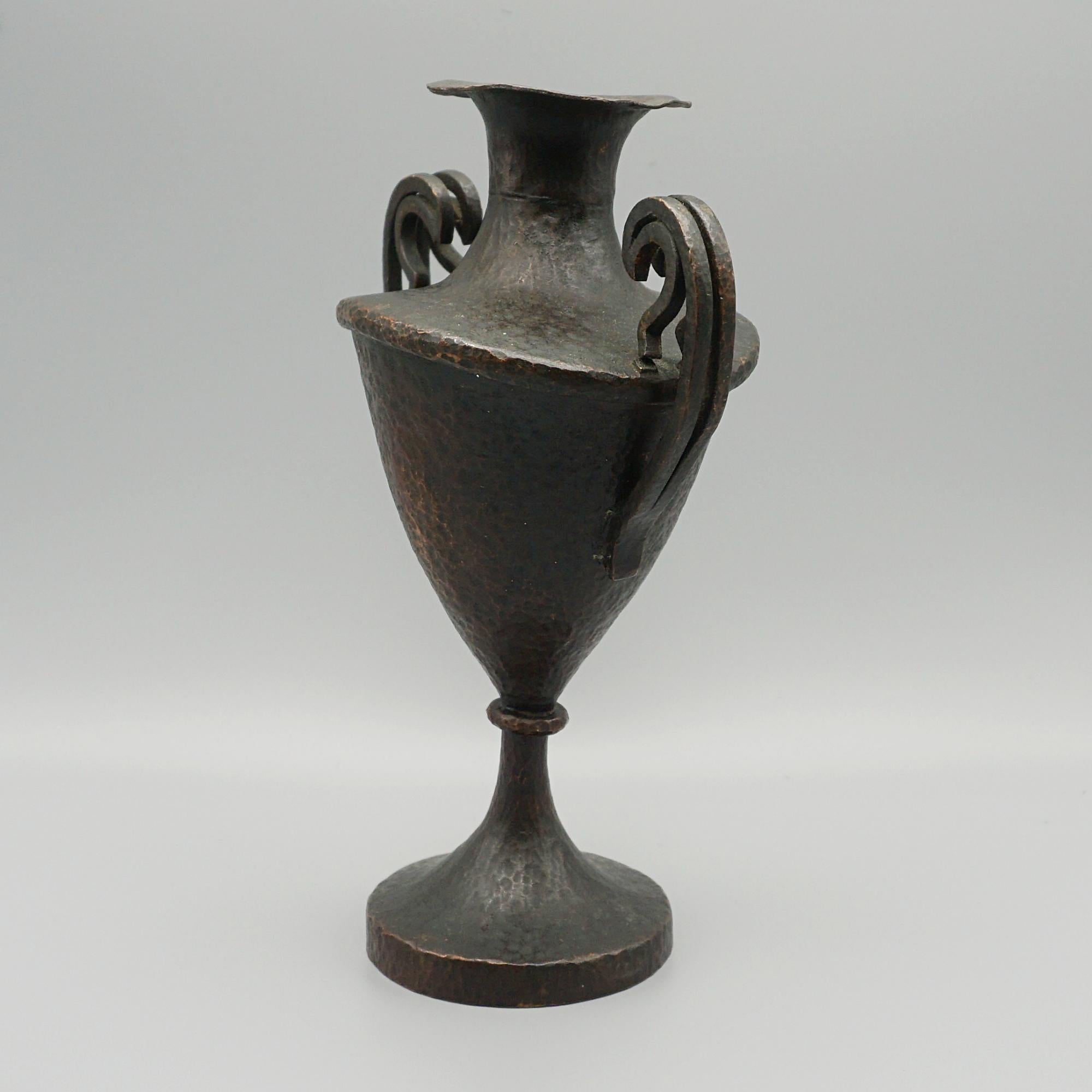 A Mid 20th Century Bronze Urn In Good Condition For Sale In Forest Row, East Sussex