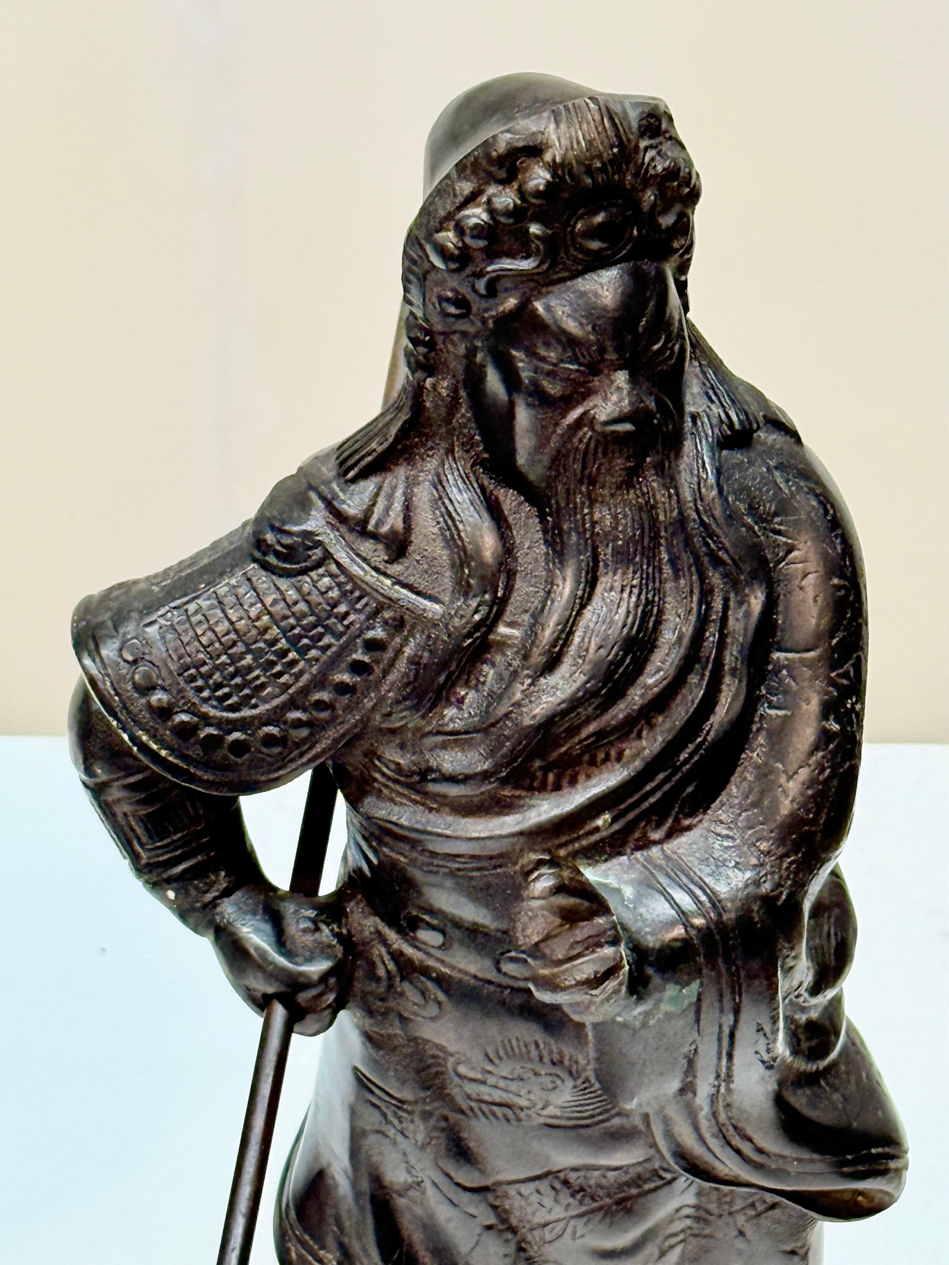 Statua in bronzo fuso cinese della metà del XX secolo raffigurante Guan Yu con Guandao su un supporto in vendita 3