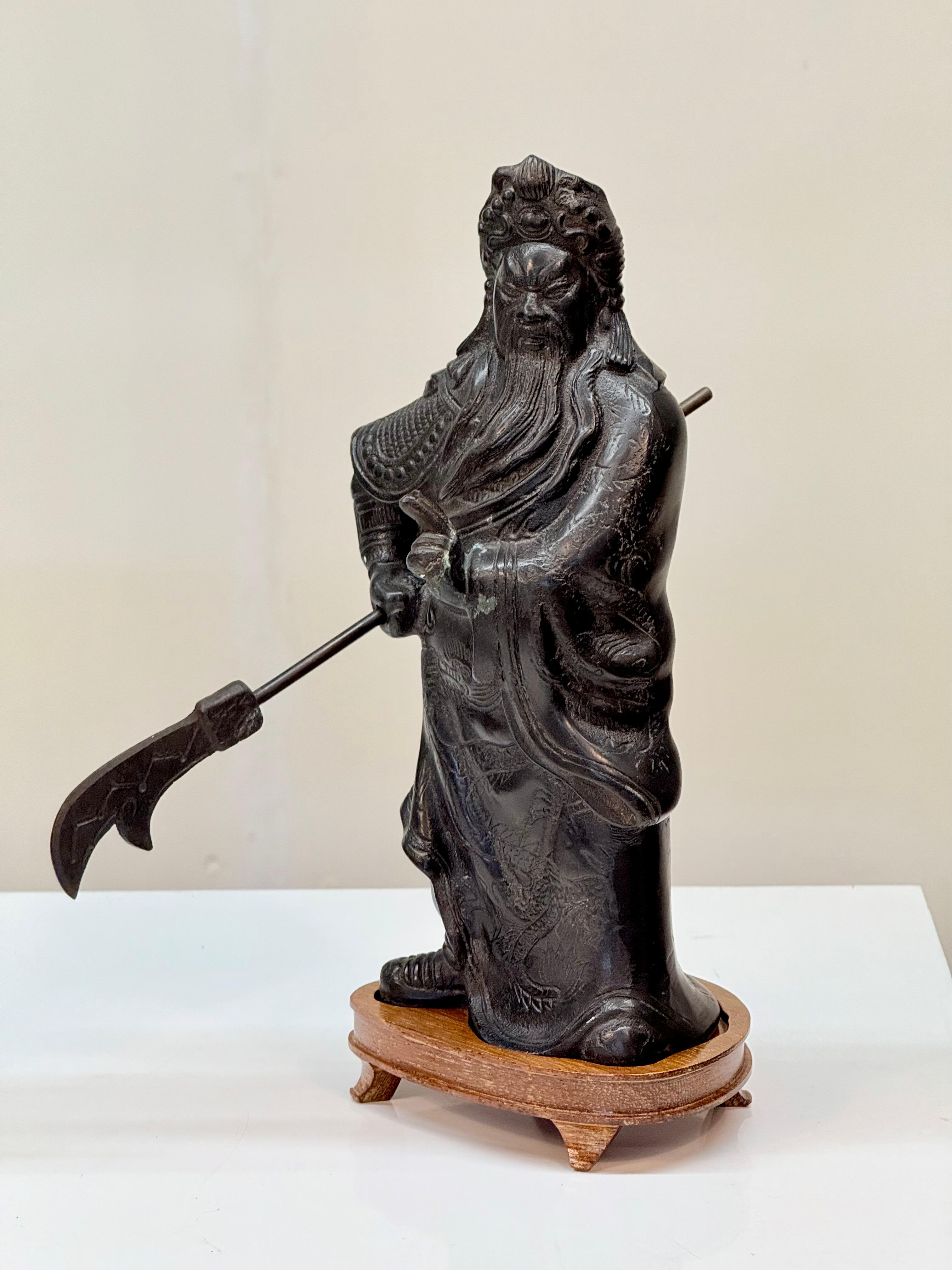 Statua in bronzo fuso cinese della metà del XX secolo raffigurante Guan Yu con Guandao su un supporto in vendita 4