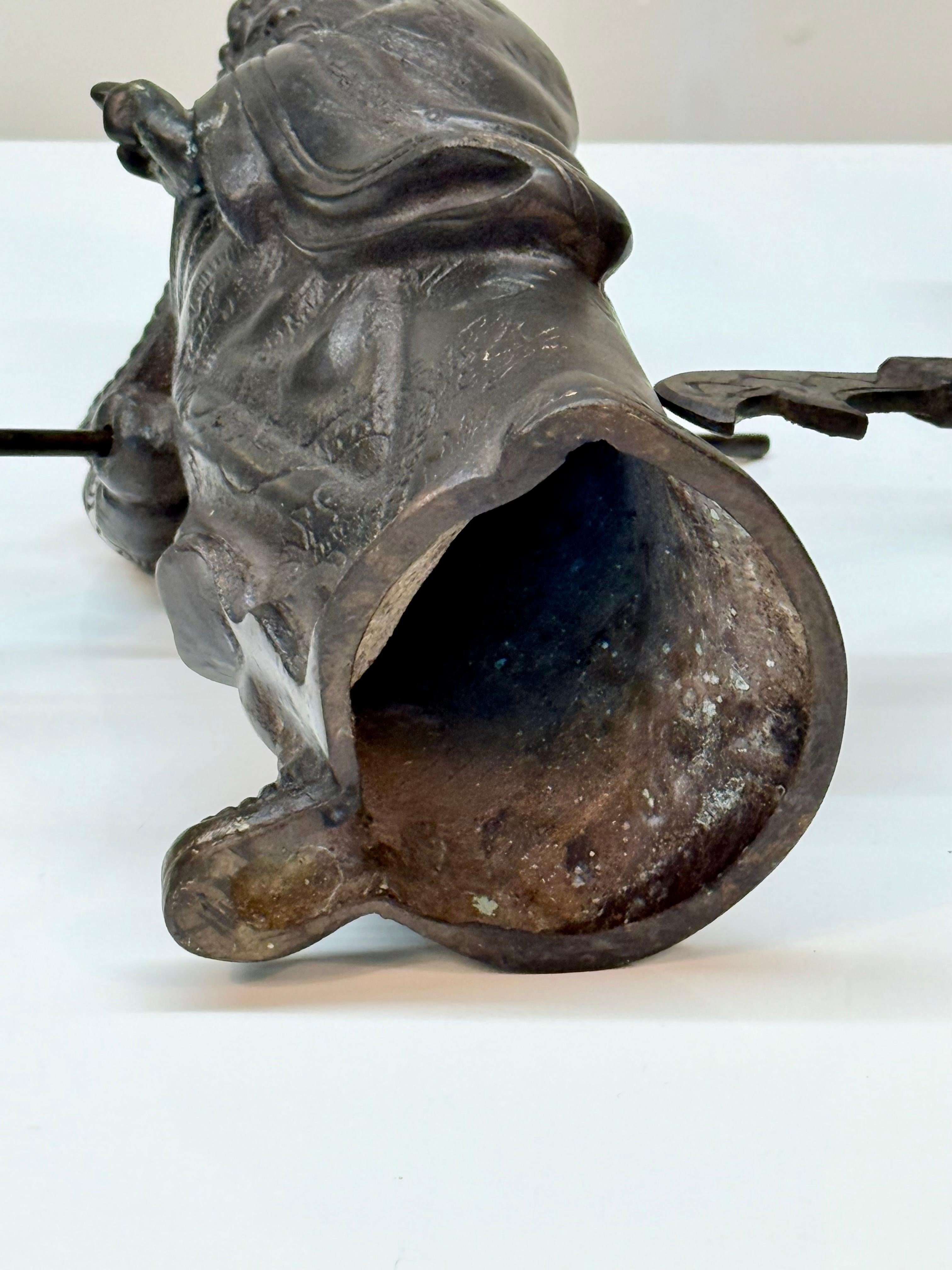 Statua in bronzo fuso cinese della metà del XX secolo raffigurante Guan Yu con Guandao su un supporto in vendita 5