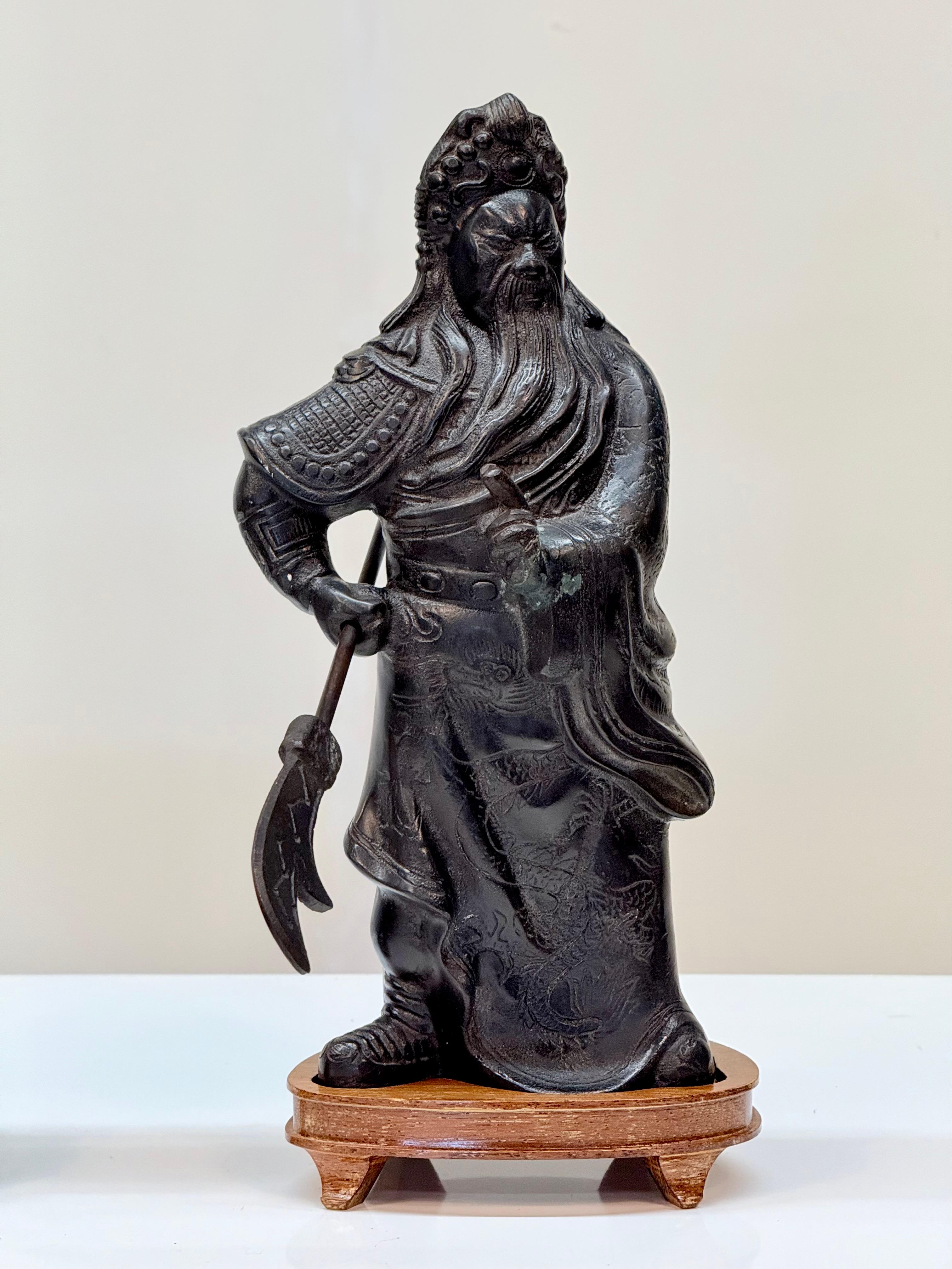 Statua cinese in bronzo fuso del XX secolo di Guan Yu con Guandao su supporto in legno personalizzato

Descrizione:
Presenta un'affascinante statua cinese in bronzo fuso del XX secolo di Guan Yu, la leggendaria divinità guerriera venerata per la sua