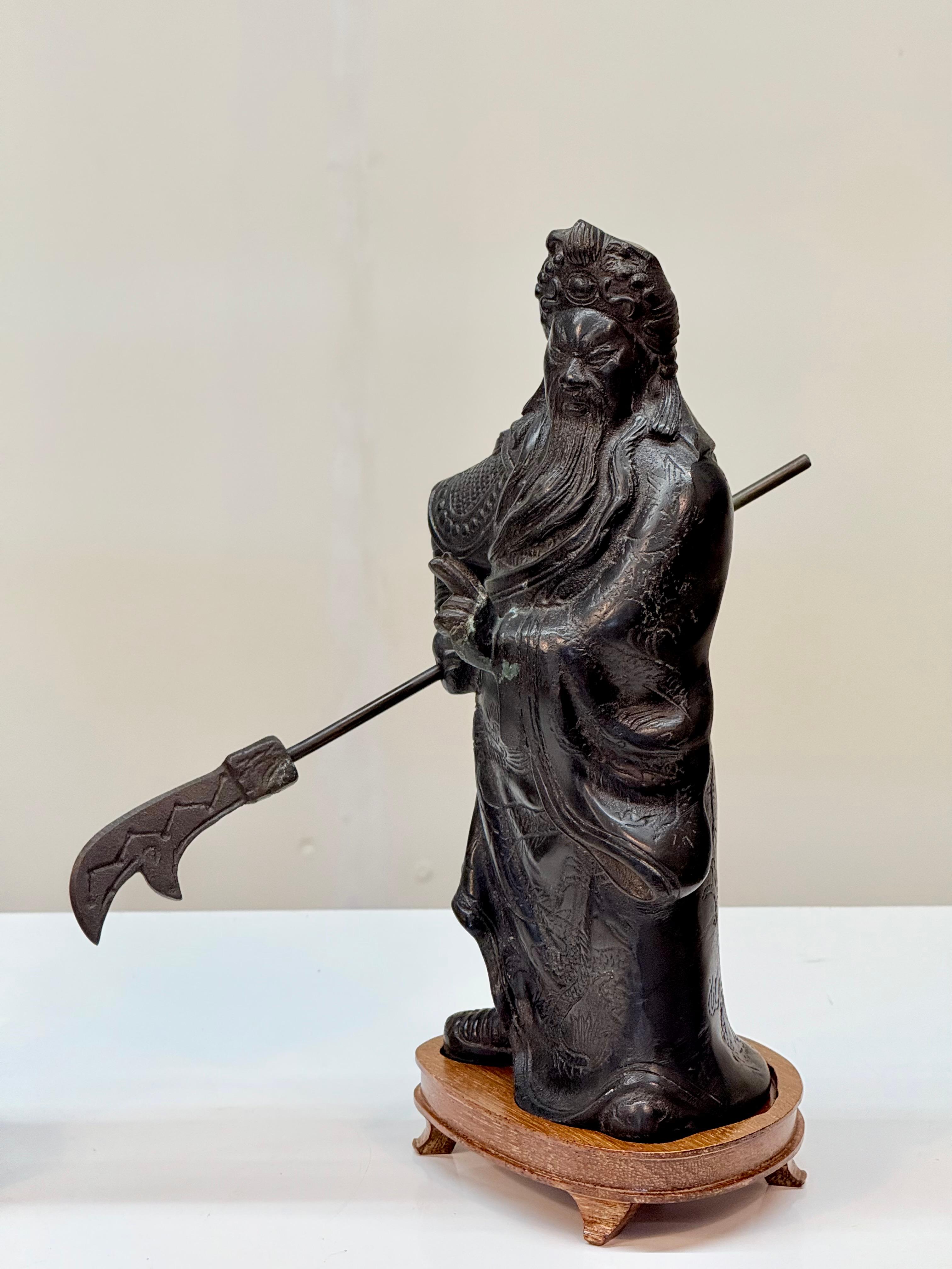 Ming Statua in bronzo fuso cinese della metà del XX secolo raffigurante Guan Yu con Guandao su un supporto in vendita