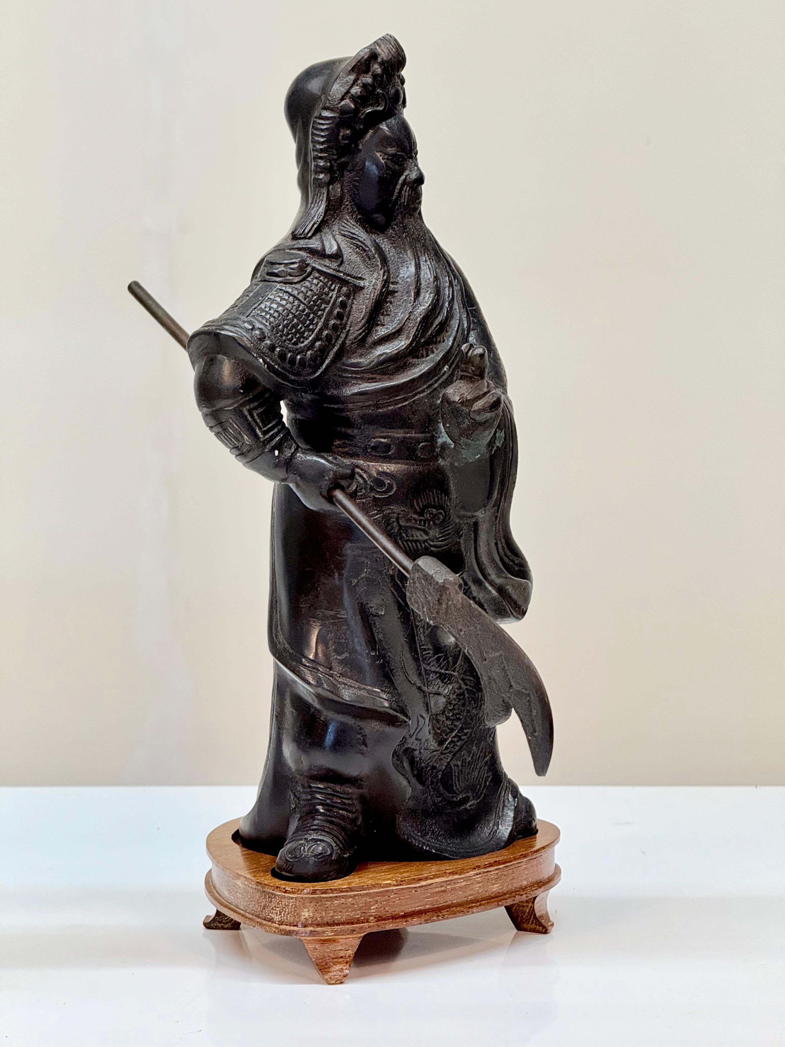 Calco Statua in bronzo fuso cinese della metà del XX secolo raffigurante Guan Yu con Guandao su un supporto in vendita