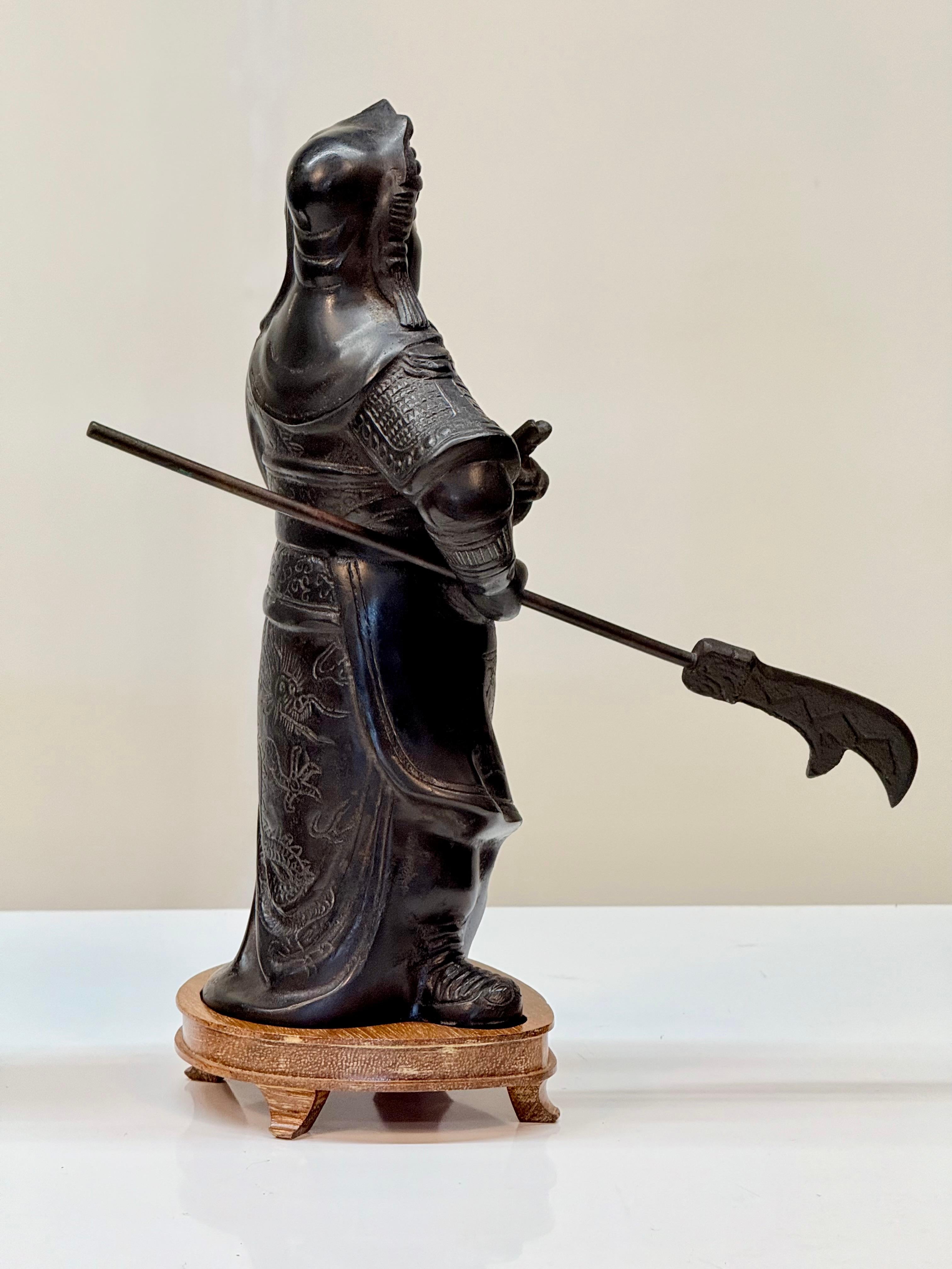 Statua in bronzo fuso cinese della metà del XX secolo raffigurante Guan Yu con Guandao su un supporto In condizioni buone in vendita a Tonbridge, Kent