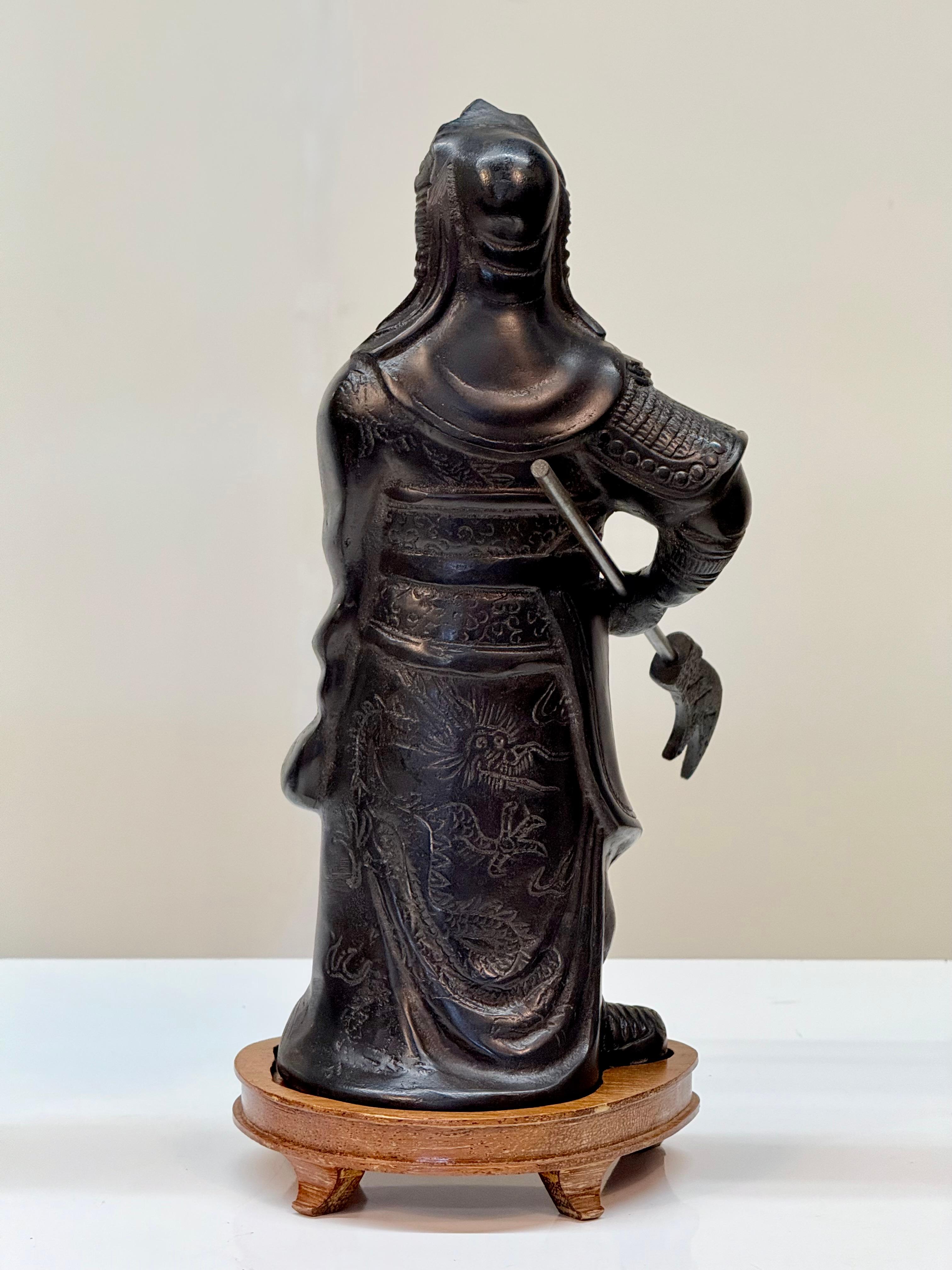 Bronzo Statua in bronzo fuso cinese della metà del XX secolo raffigurante Guan Yu con Guandao su un supporto in vendita