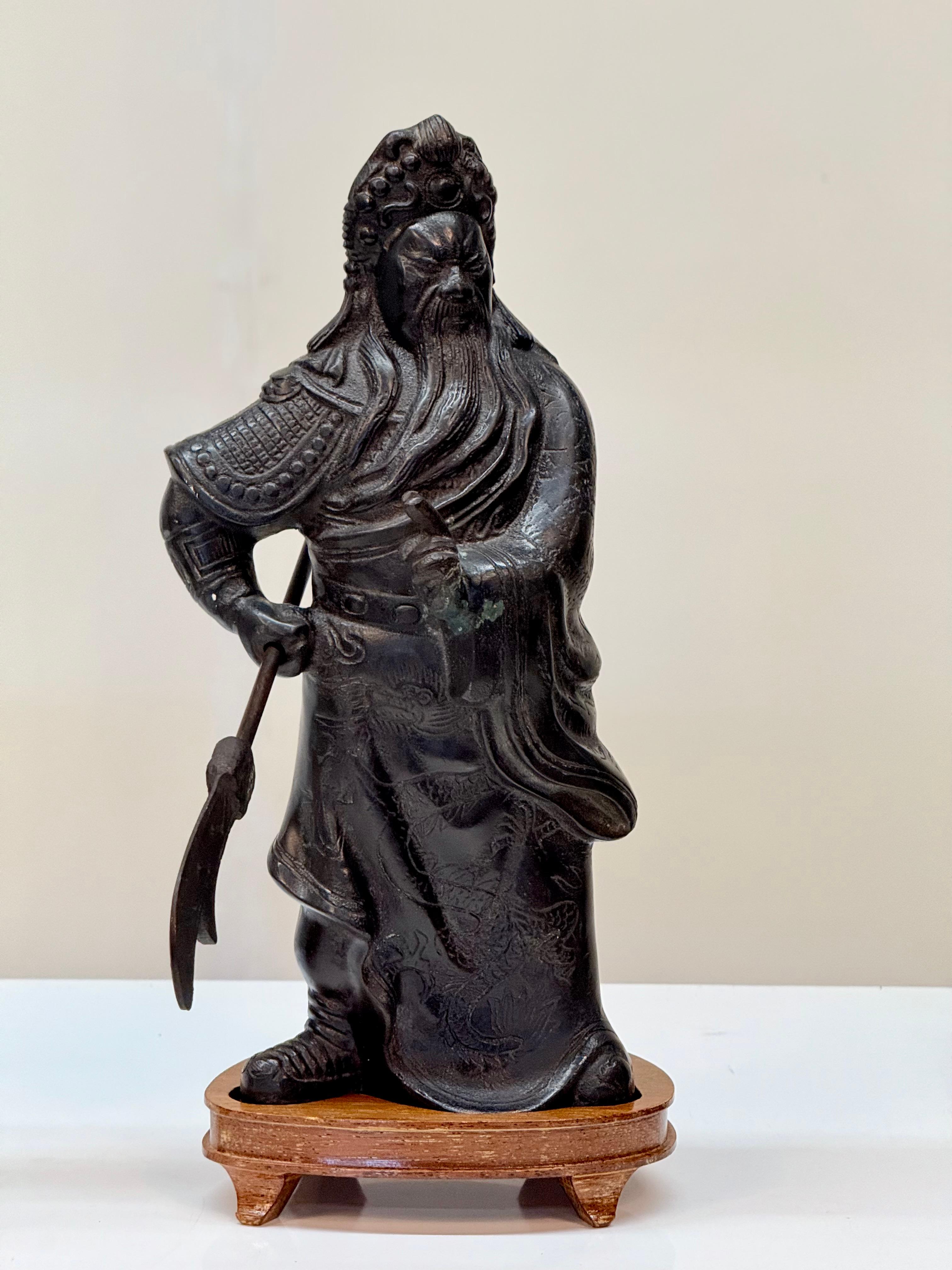 Statua in bronzo fuso cinese della metà del XX secolo raffigurante Guan Yu con Guandao su un supporto in vendita 1