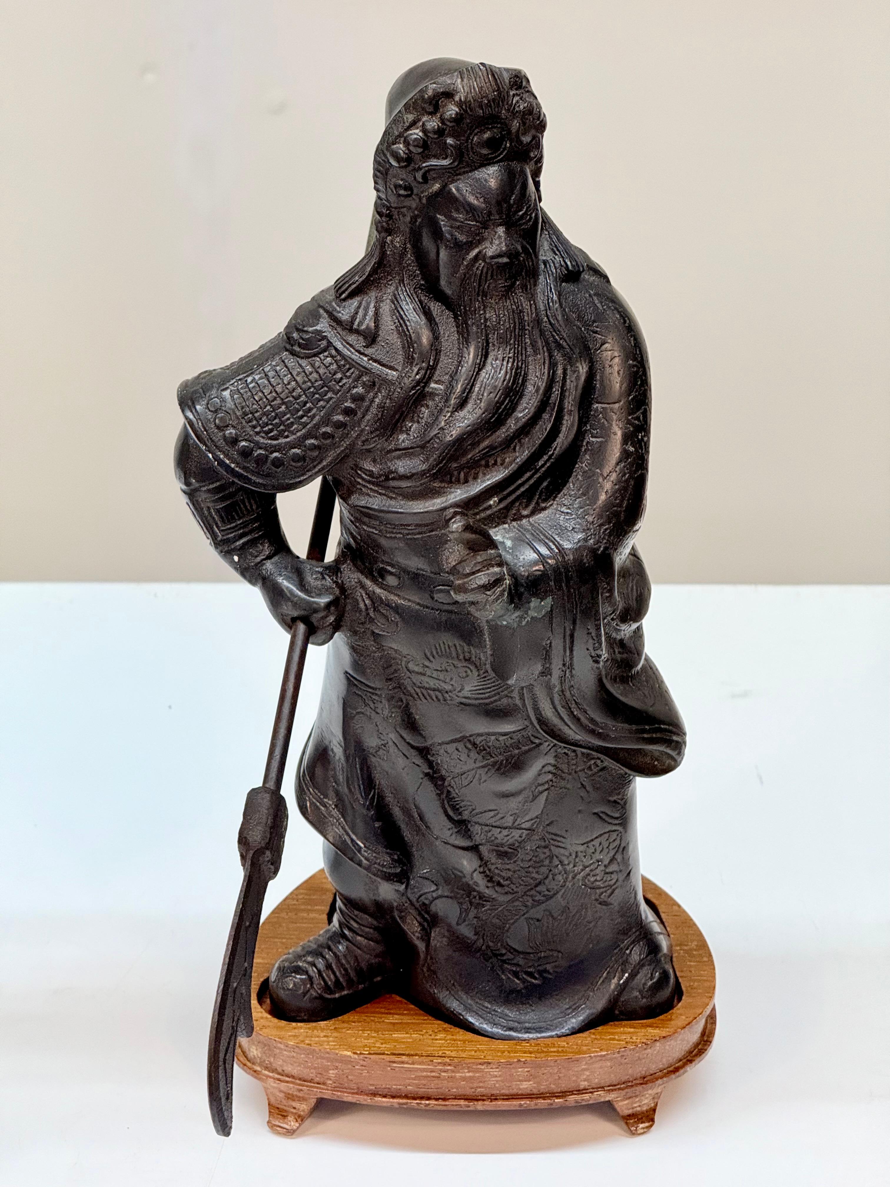 Statua in bronzo fuso cinese della metà del XX secolo raffigurante Guan Yu con Guandao su un supporto in vendita 2