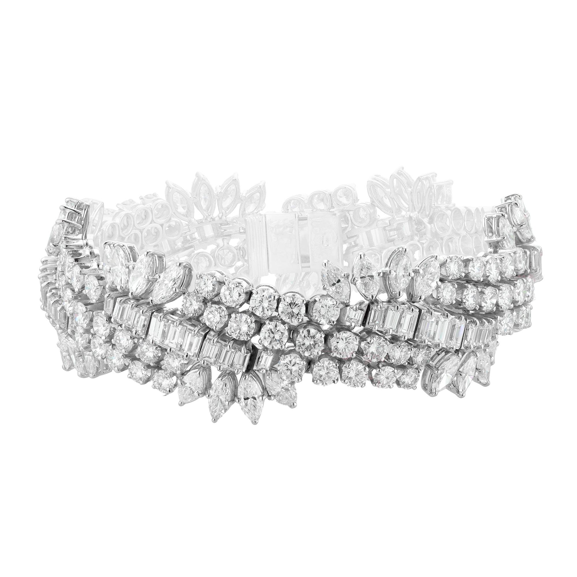 Bracelet en diamants du milieu du XXe siècle, composé de six panneaux flexibles, chacun serti au centre de diamants de taille baguette allant en augmentant de taille à partir du centre, agrémenté de diamants ronds de taille brillant et marquise, les