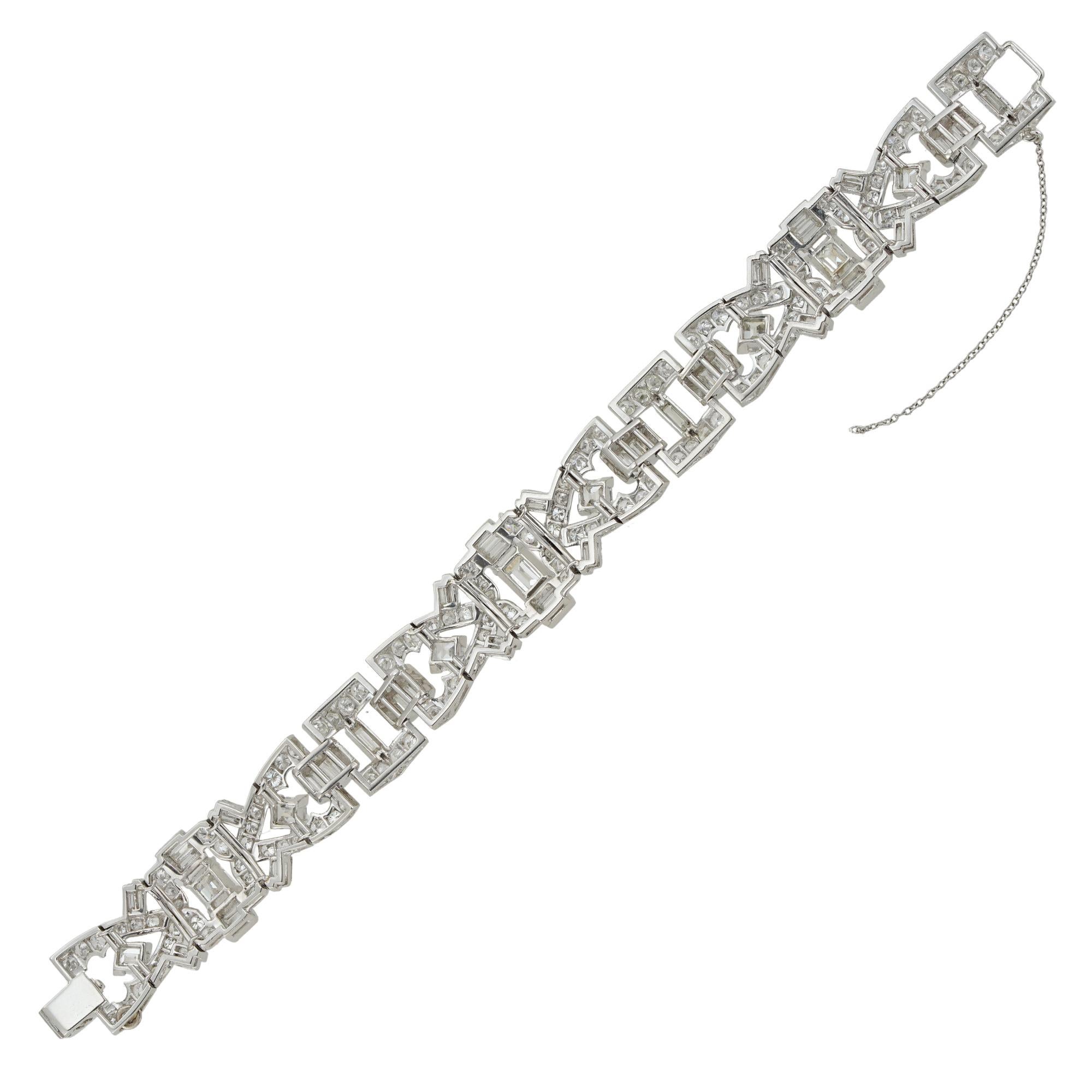 Taille émeraude Bracelet serti de diamants datant du milieu du 20e siècle en vente