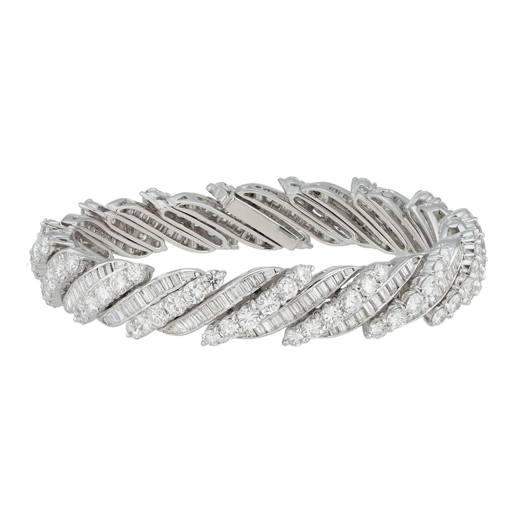 A mid-20th century diamond-set bracelet In Good Condition For Sale In London, GB