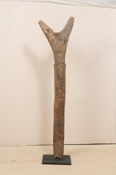 Toguna-Pfosten des Dorfes Dogon aus Mali (mit dem 20. Jahrhundert) auf maßgefertigtem Eisenständer