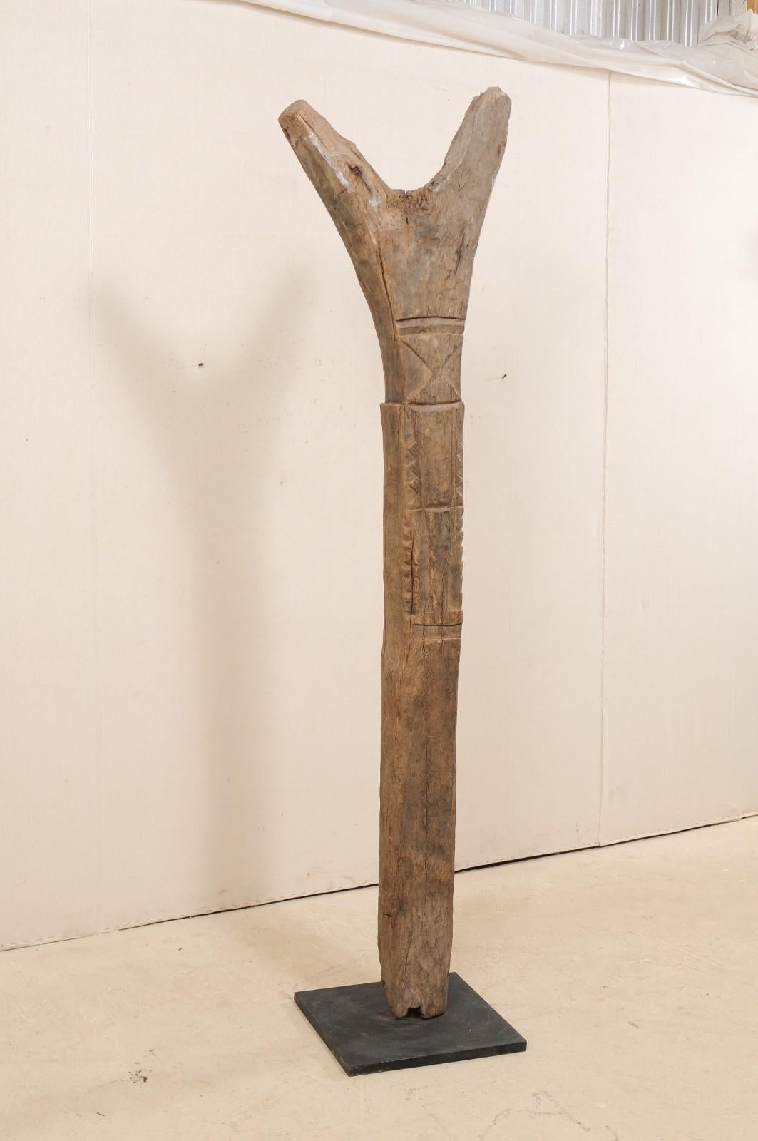 Sculpté à la main Une tige de la tribu Dogon du Mali (début du 20e siècle) sur support en fer personnalisé en vente