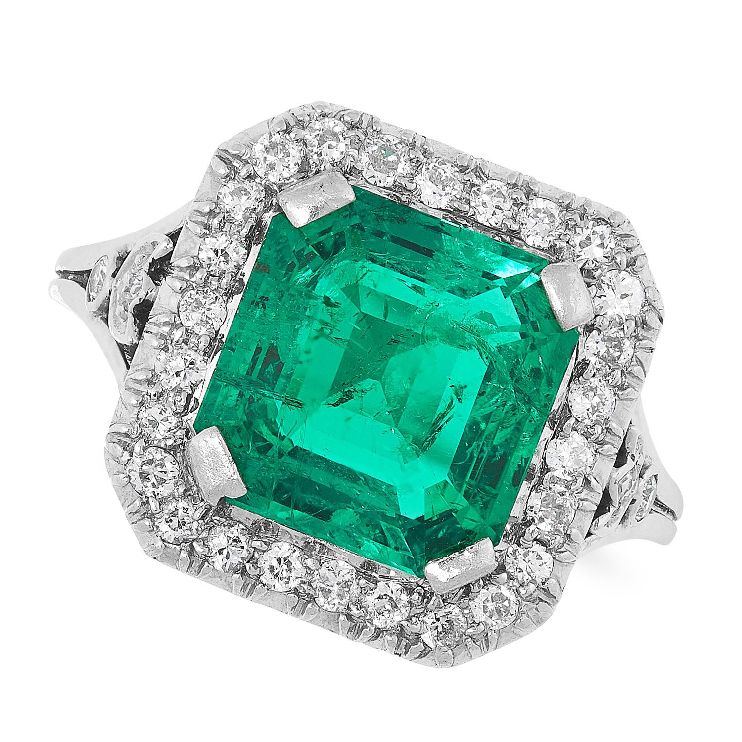 Vintage GCS Certified 2.84 Carat Columbian Emerald and Diamond Cluster Ring In Excellent Condition In London, GB