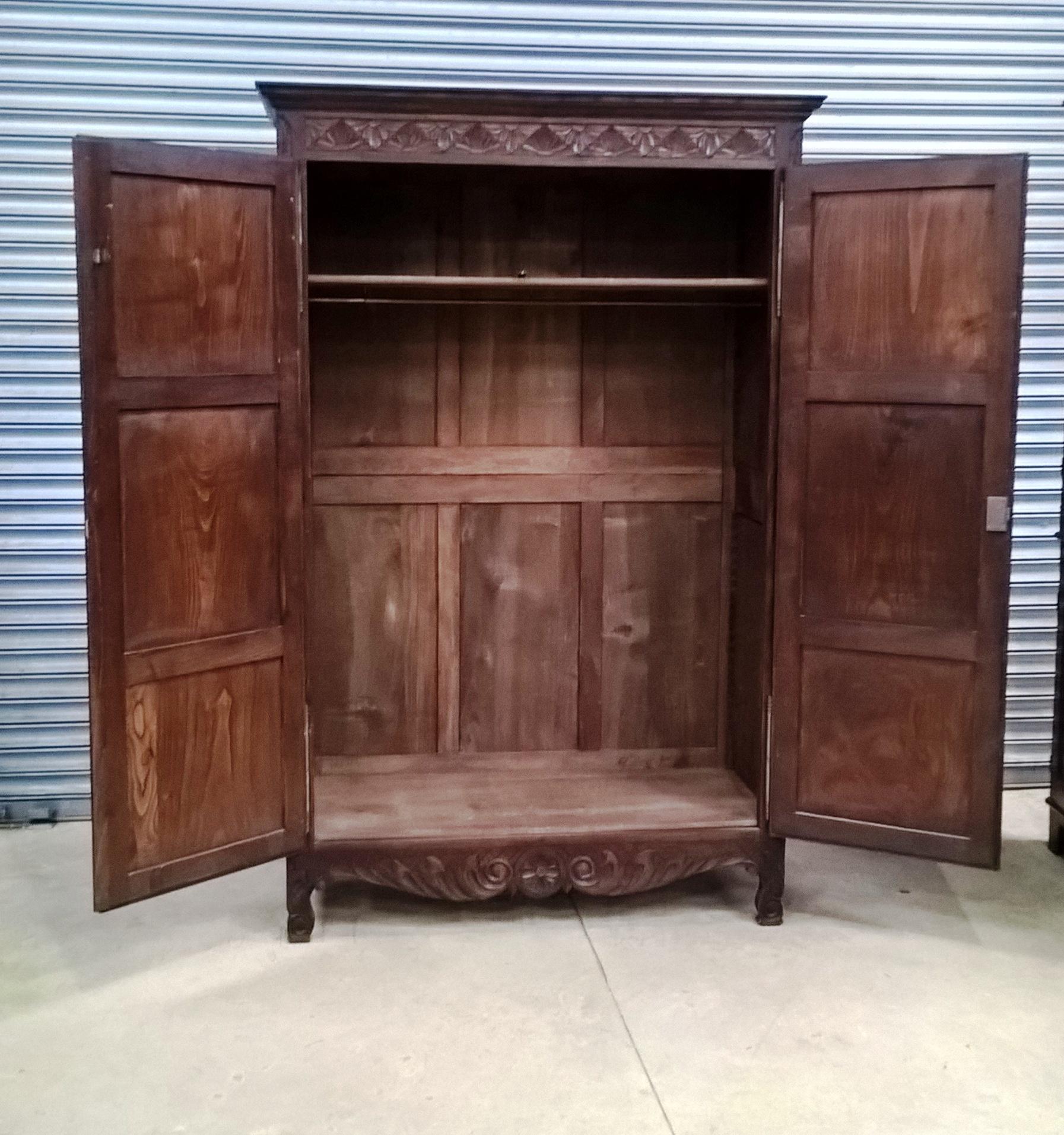 Mid 20th Century French Oak Armoire Originating from the Region of Brittany For Sale 5