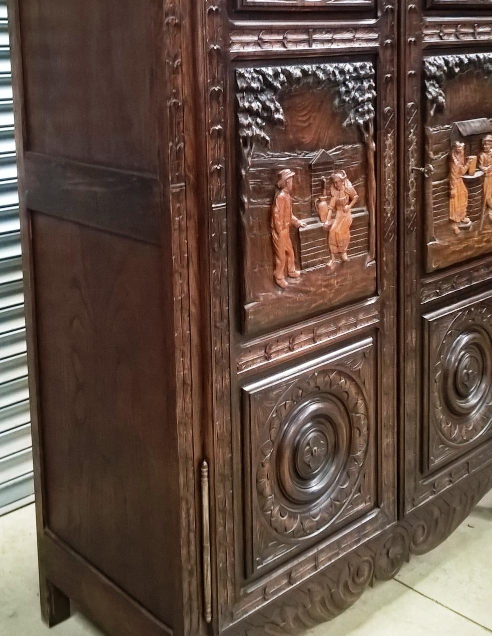 Mid 20th Century French Oak Armoire Originating from the Region of Brittany For Sale 7
